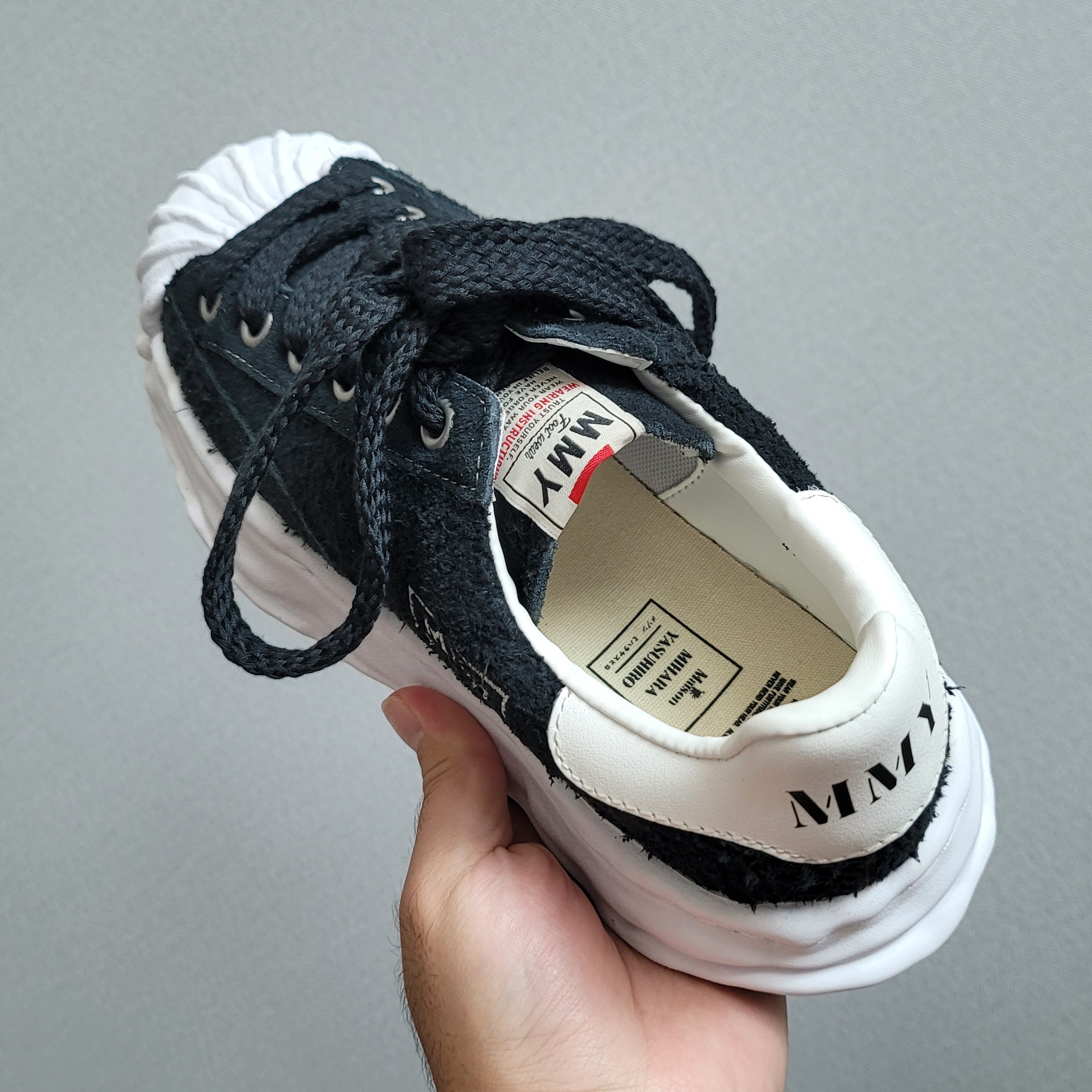 Maison Mihara Yasuhiro Blakey OG Sole Broken Suede Low-top Sneakers Black 착용 스타일 - 3