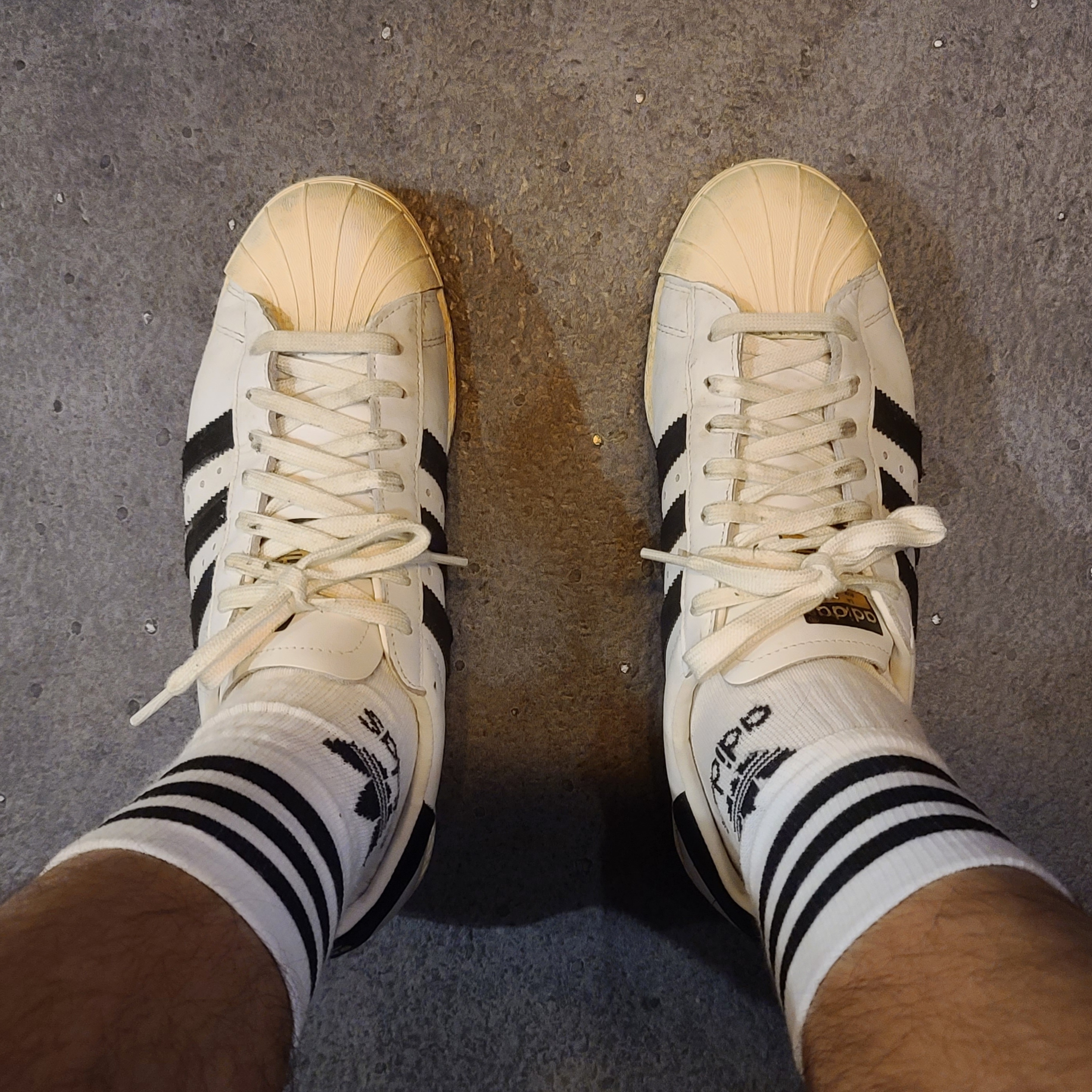 Adidas Superstar Premium White Black, Adidas Superstar Core Black White 착용 스타일