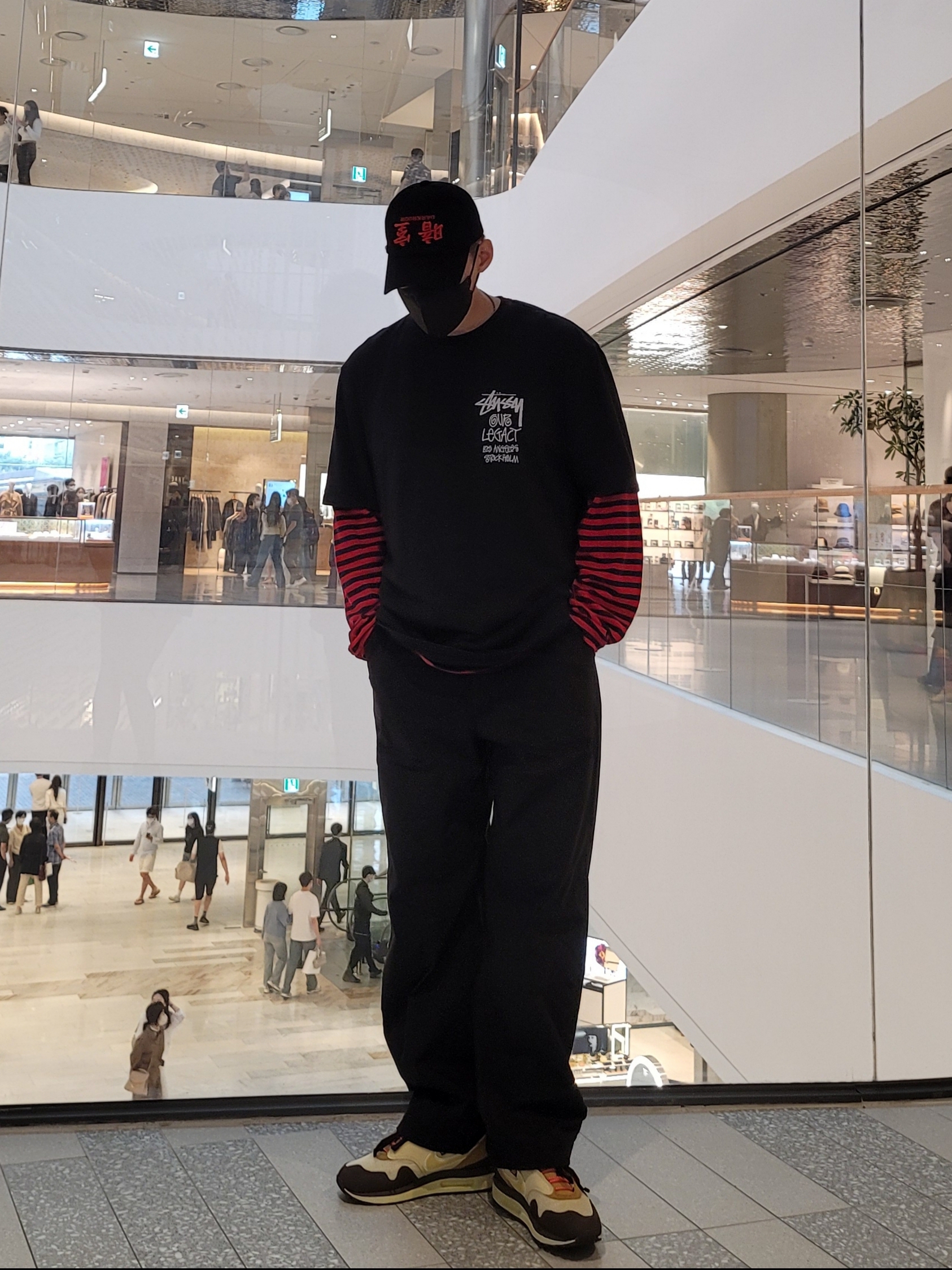 Darkr8m Studio Upside Down Red Logo Cap, Stussy x Our Legacy Surfman T-Shirt Black - 21SS 착용 스타일