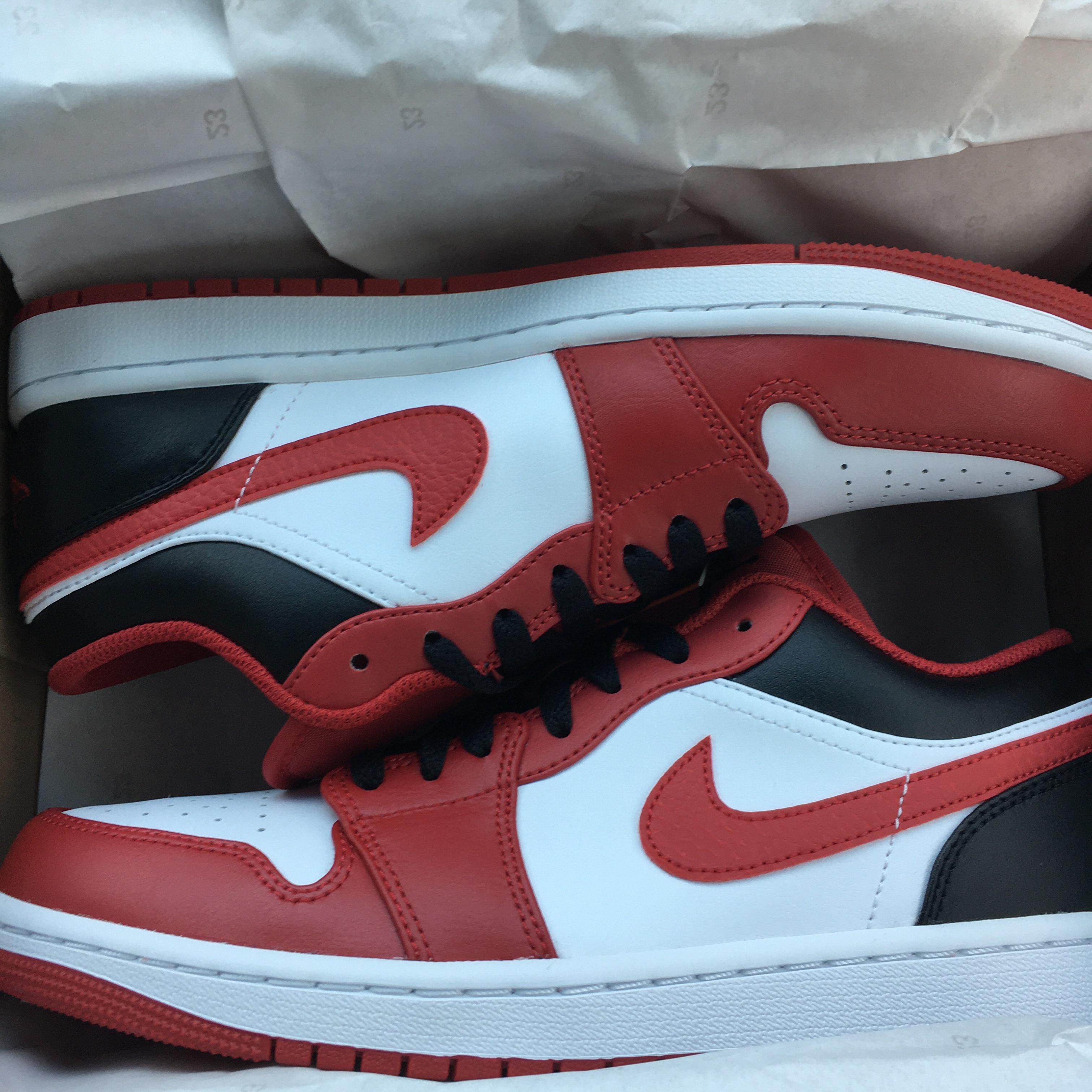 Jordan 1 Low White Gym Red Black 착용 스타일 - 1