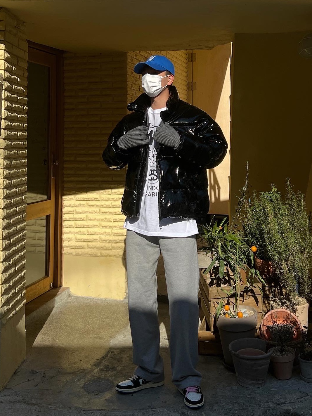 Jordan 1 x Travis Scott x Fragment Retro Low OG SP Military Blue, Stussy World Tour T-Shirt White 착용 스타일