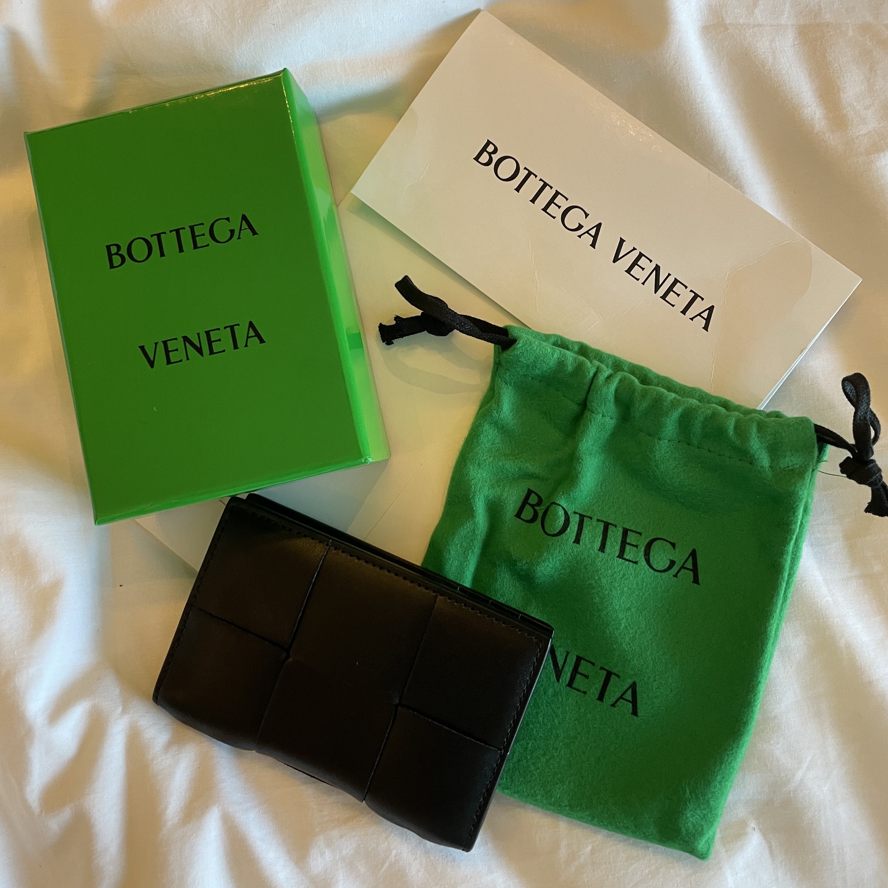 Bottega Veneta Flap Card Case Black 착용 스타일
