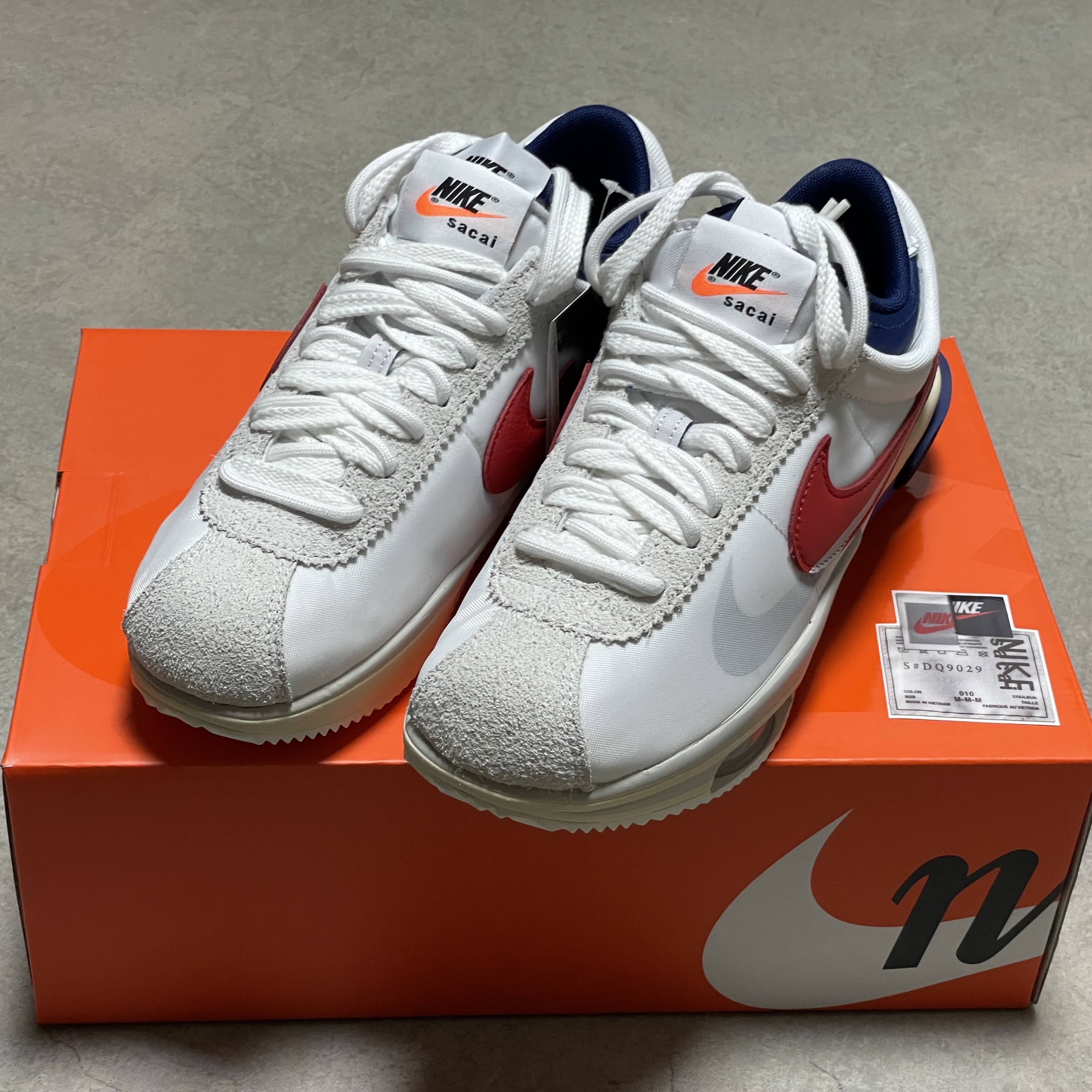 Nike x Sacai Zoom Cortez SP White and University Red 착용 스타일 - 2
