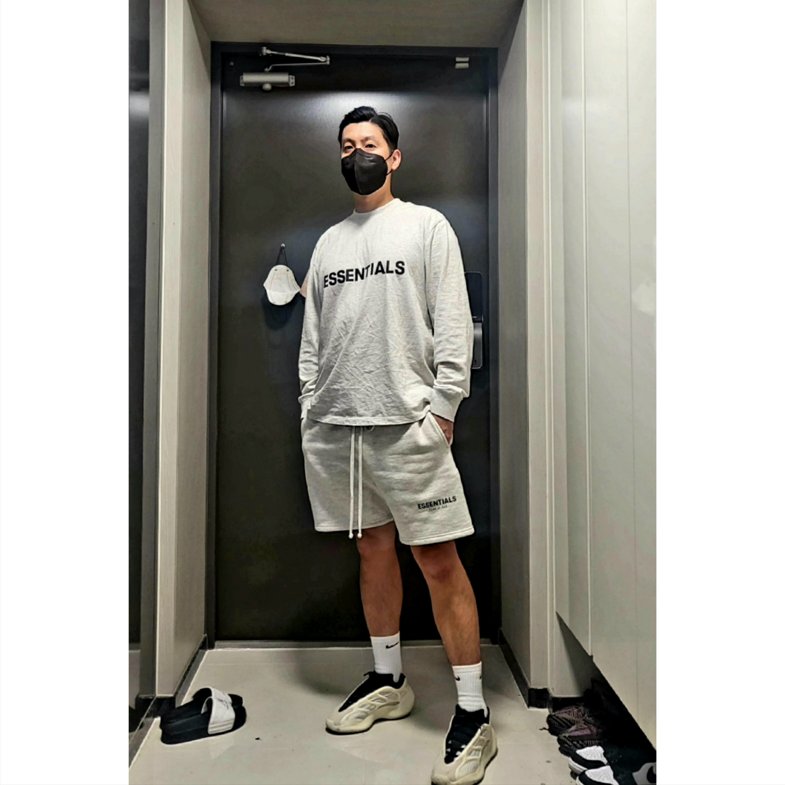 Essentials 3D Silicon Applique Boxy Long Sleeve T-Shirt Oatmeal/Oatmeal Heather/Light Heather Oatmeal 2020, Essentials The Core Collection Sweatshorts Oatmeal 착용 스타일