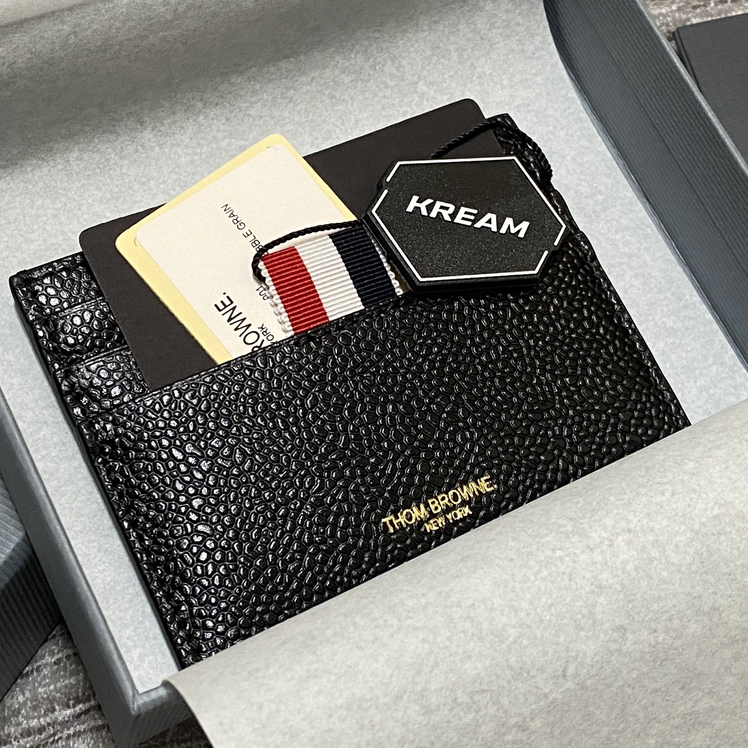 Thom Browne Pebble Grain Leather Stripe Note Compartment Card Holder Black 착용 스타일 - 1
