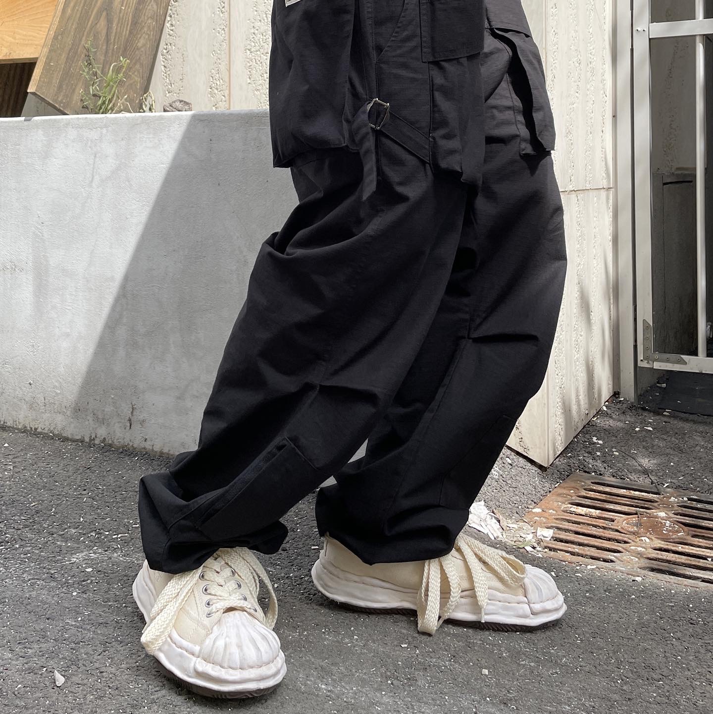Maison Mihara Yasuhiro Blakey OG STC Sole OD Canvas Low-top Sneakers White 착용 스타일 - 3