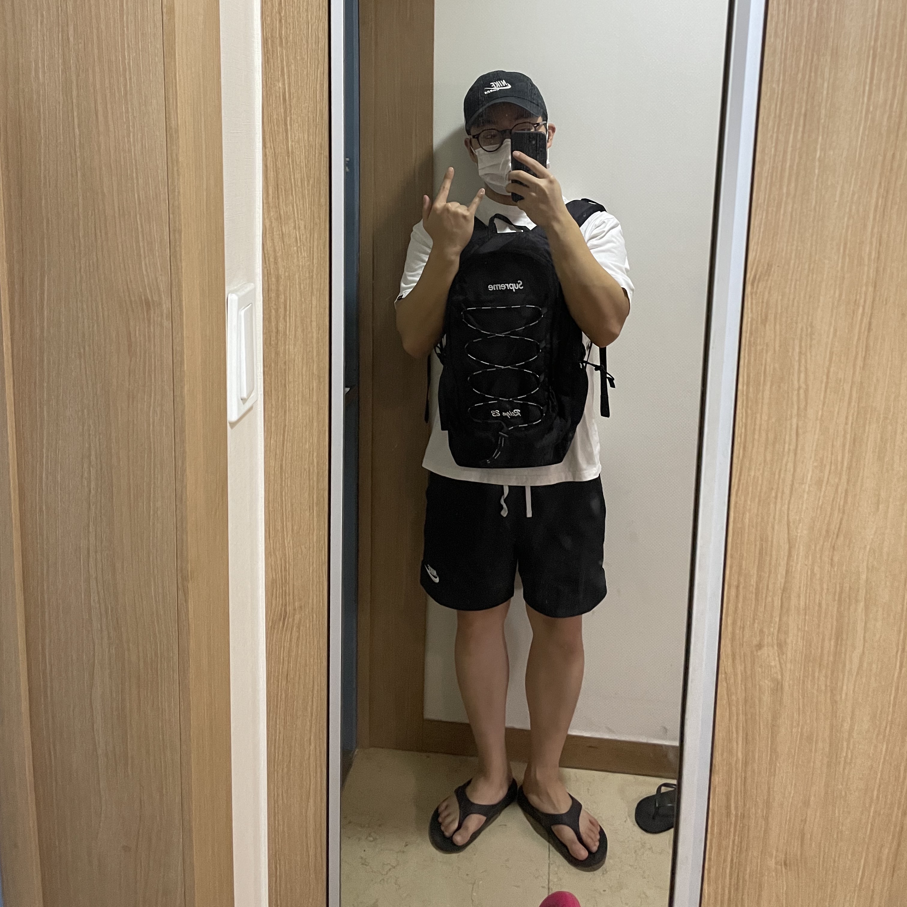 Supreme Backpack Black - 22SS, Oofos OOriginal Black 착용 스타일 - 1