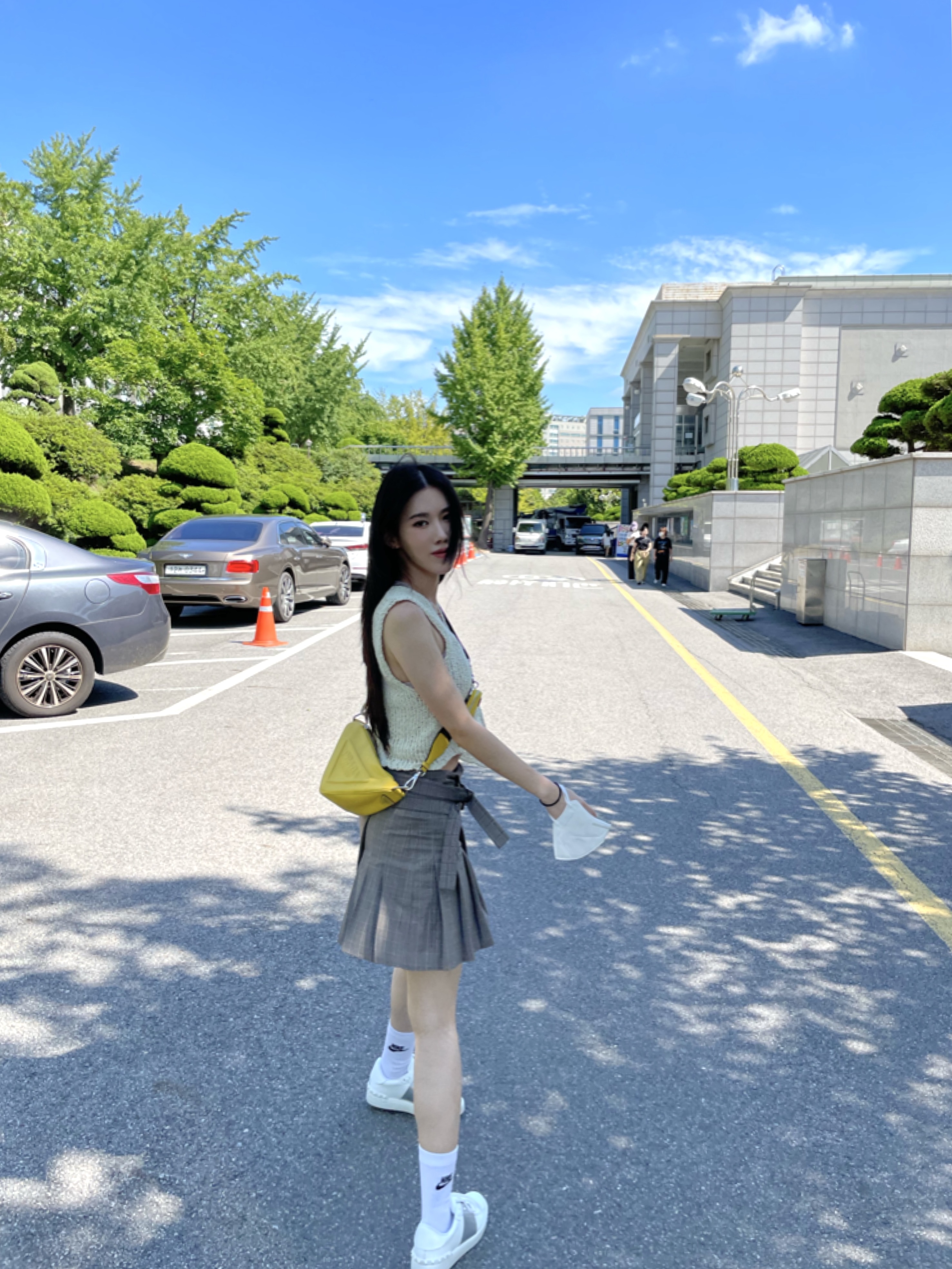 Prada Triangle Leather Shoulder Bag Black, (W) Valentino Calfskin Rockstud Untitled Sneakers White Rose Gold 착용 스타일 - 1