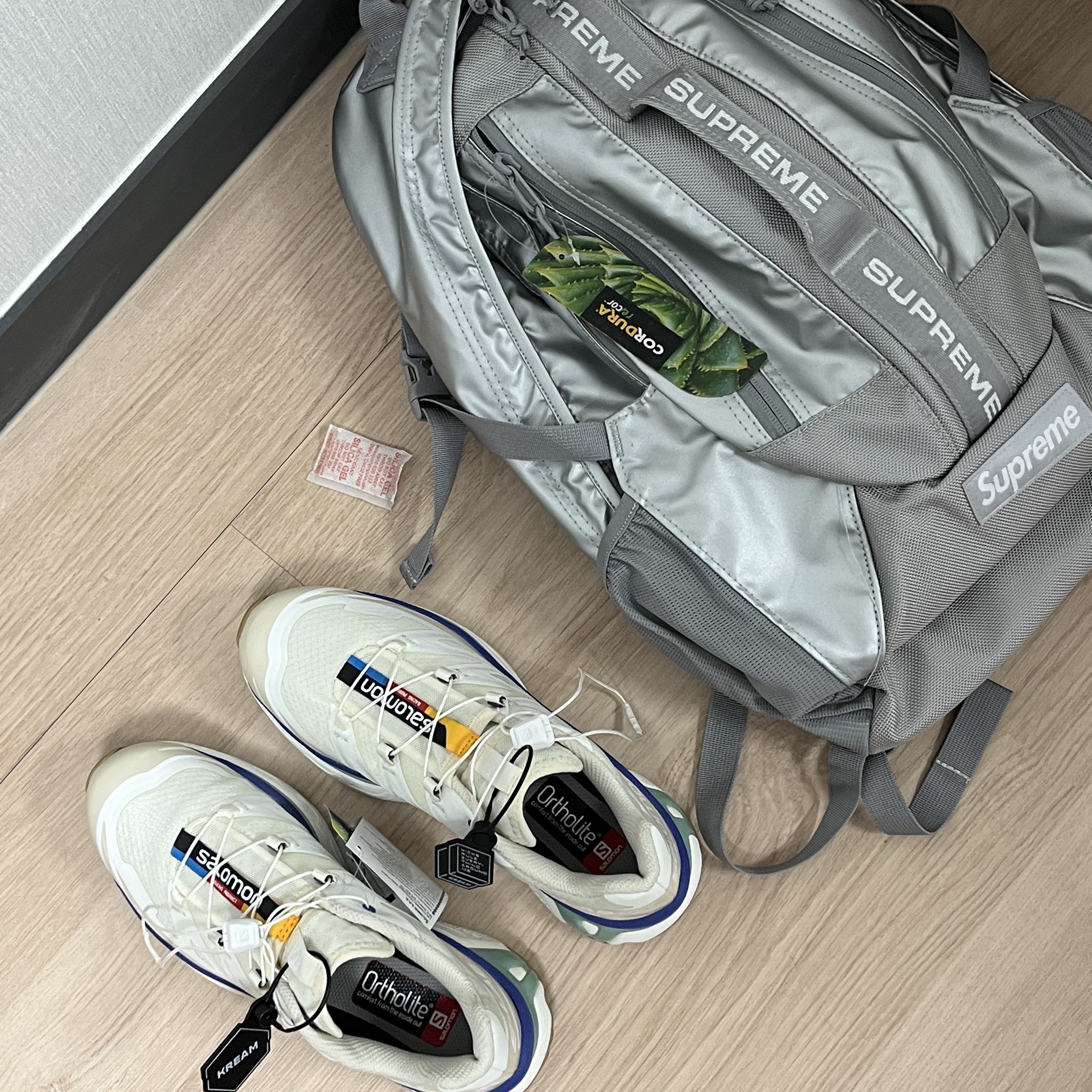 Salomon XT-6 Vanilla Ice Granite Green Gum, Supreme Backpack Silver - 22FW 착용 스타일 - 3