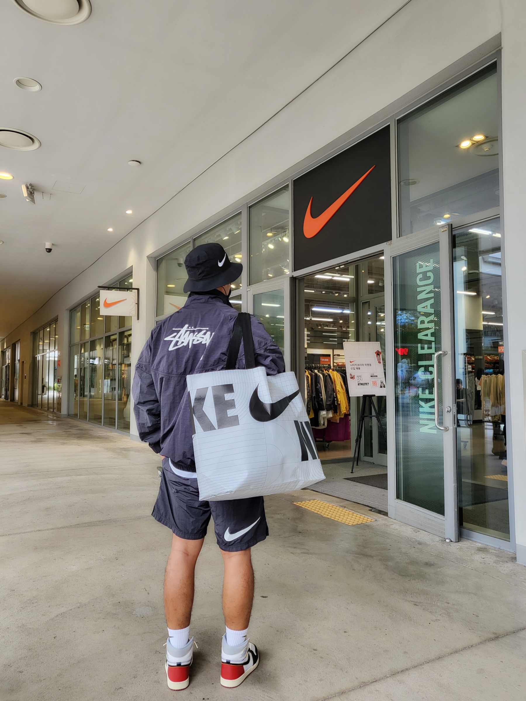 Nike x Stussy Windrunner Jacket Off Noir, Nike x Stussy Water Shorts Off Noir 착용 스타일