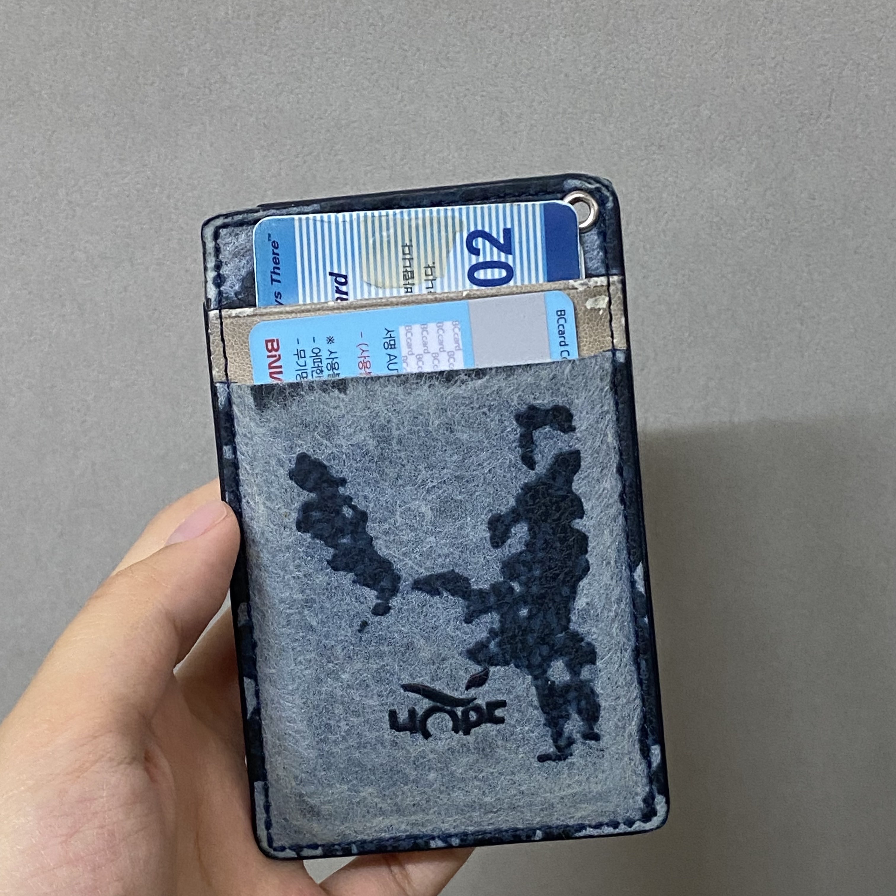 Thom Browne Pebble Grain Leather Stripe Note Compartment Card Holder Black 착용 스타일 - 3