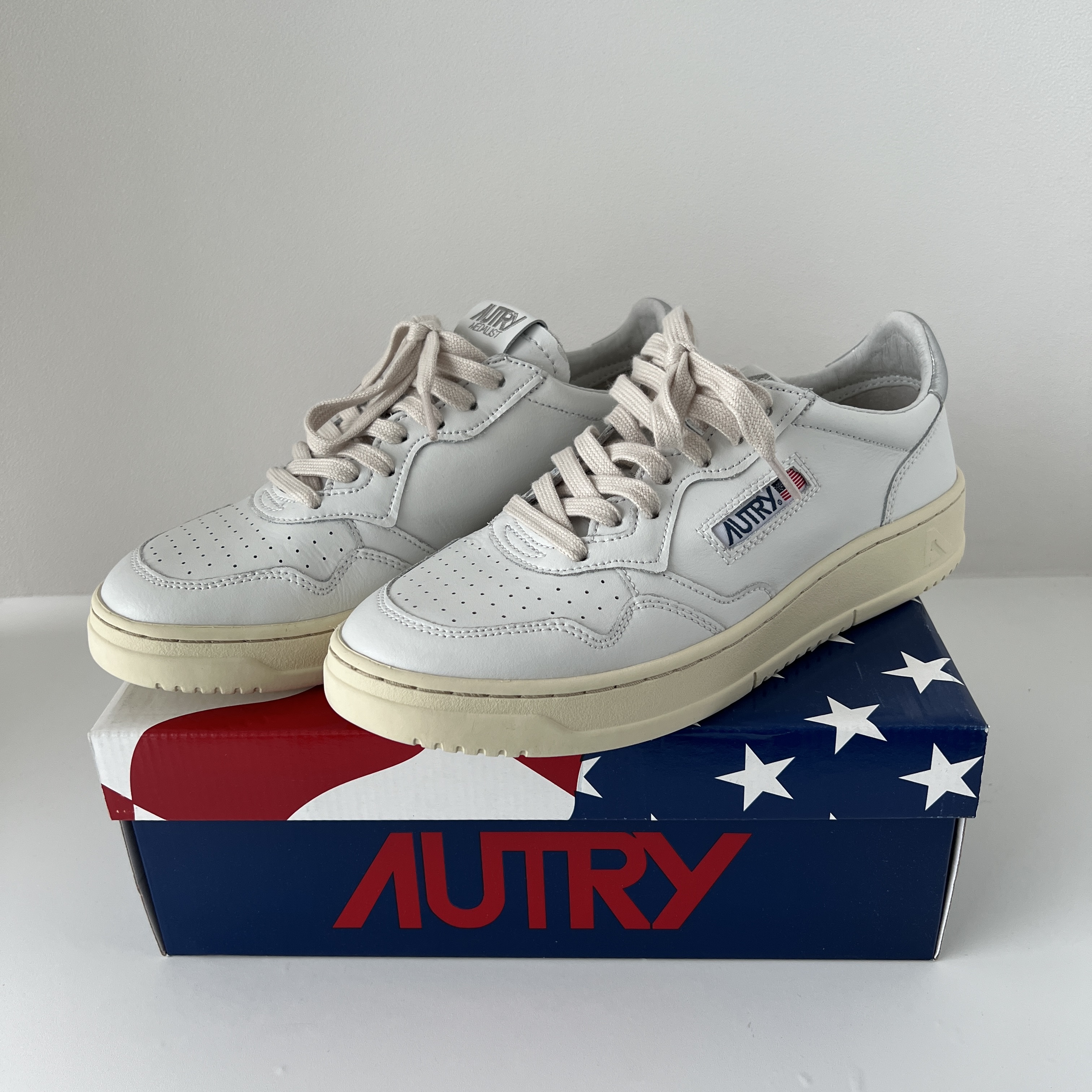 Autry Medalist Low Leather Sneakers White Silver 착용 스타일 - 5