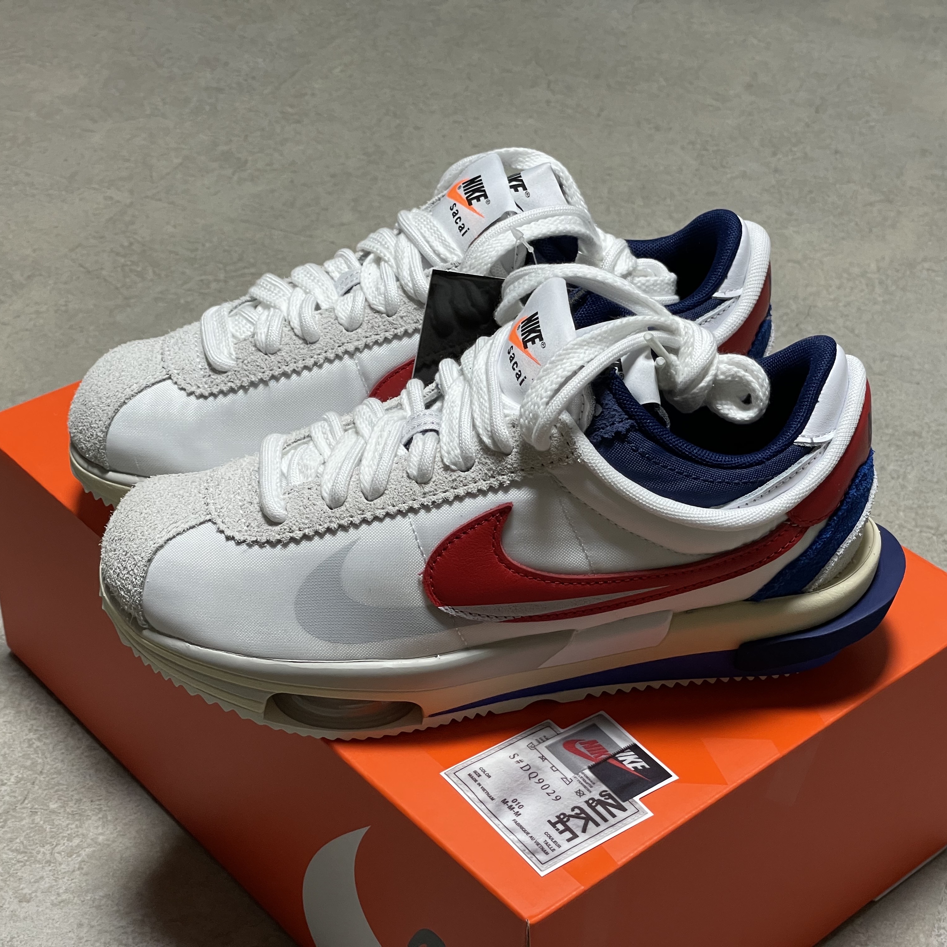Nike x Sacai Zoom Cortez SP White and University Red 착용 스타일 - 3