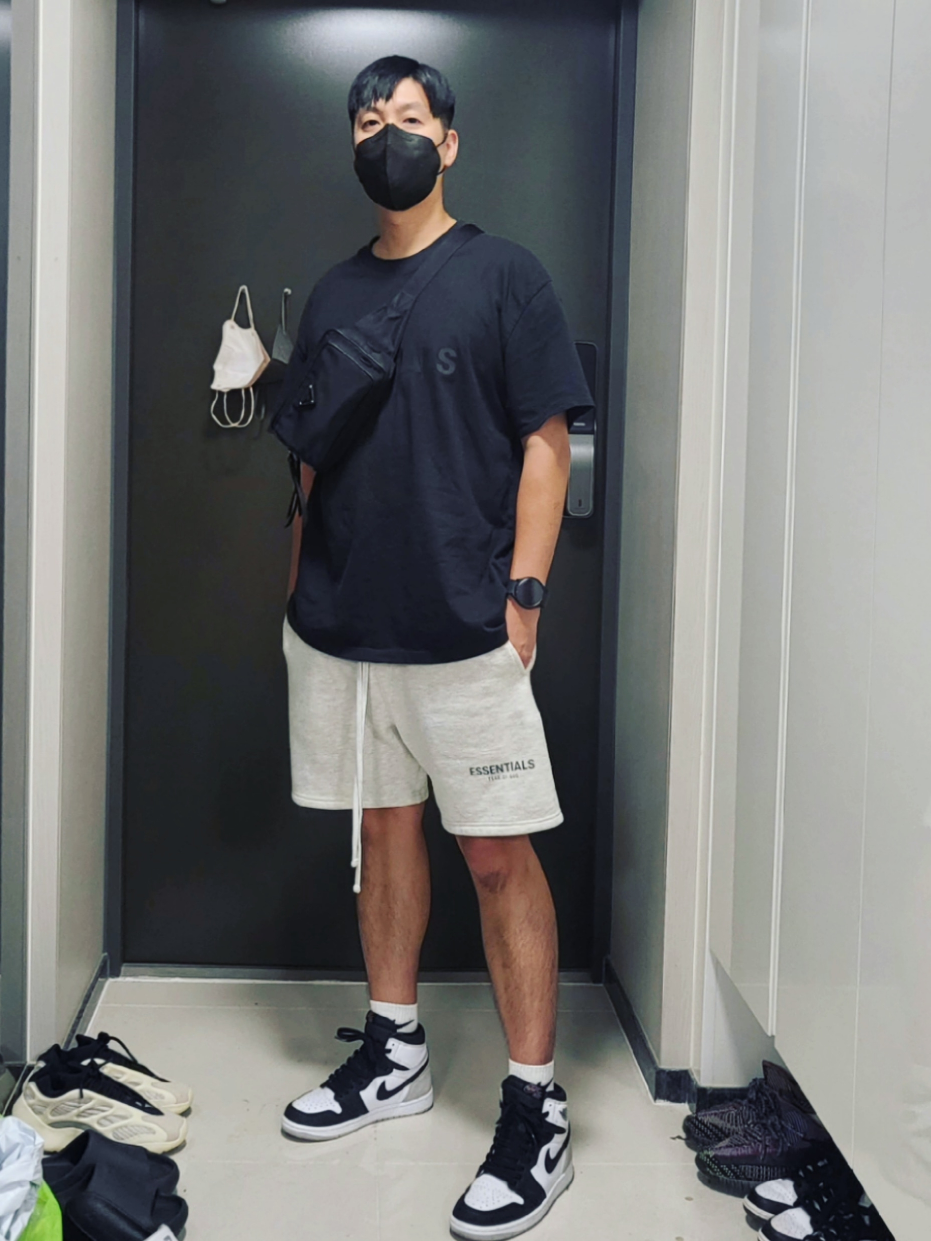 Essentials 3D Silicon Applique Boxy T-Shirt Dark Slate/Black 2020, Essentials The Core Collection Sweatshorts Oatmeal 착용 스타일