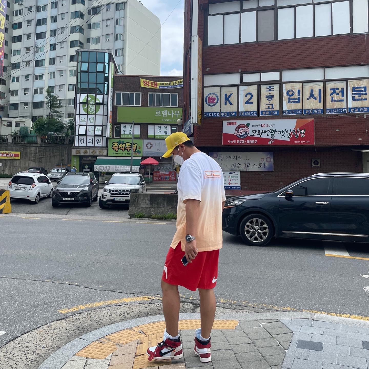 Jordan 1 x Off-White Retro High Chicago The Ten, Nike x Stussy Water Shorts Habanero Red 착용 스타일