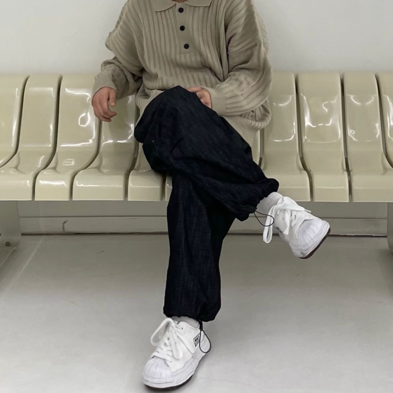 Maison Mihara Yasuhiro Blakey OG Sole Canvas Low-top Sneakers White 착용 스타일 - 2