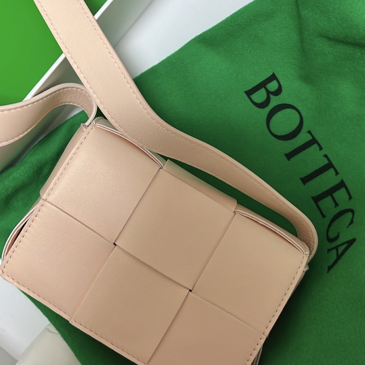 Bottega Veneta Mini Leather Cassette Melon Washed 착용 스타일