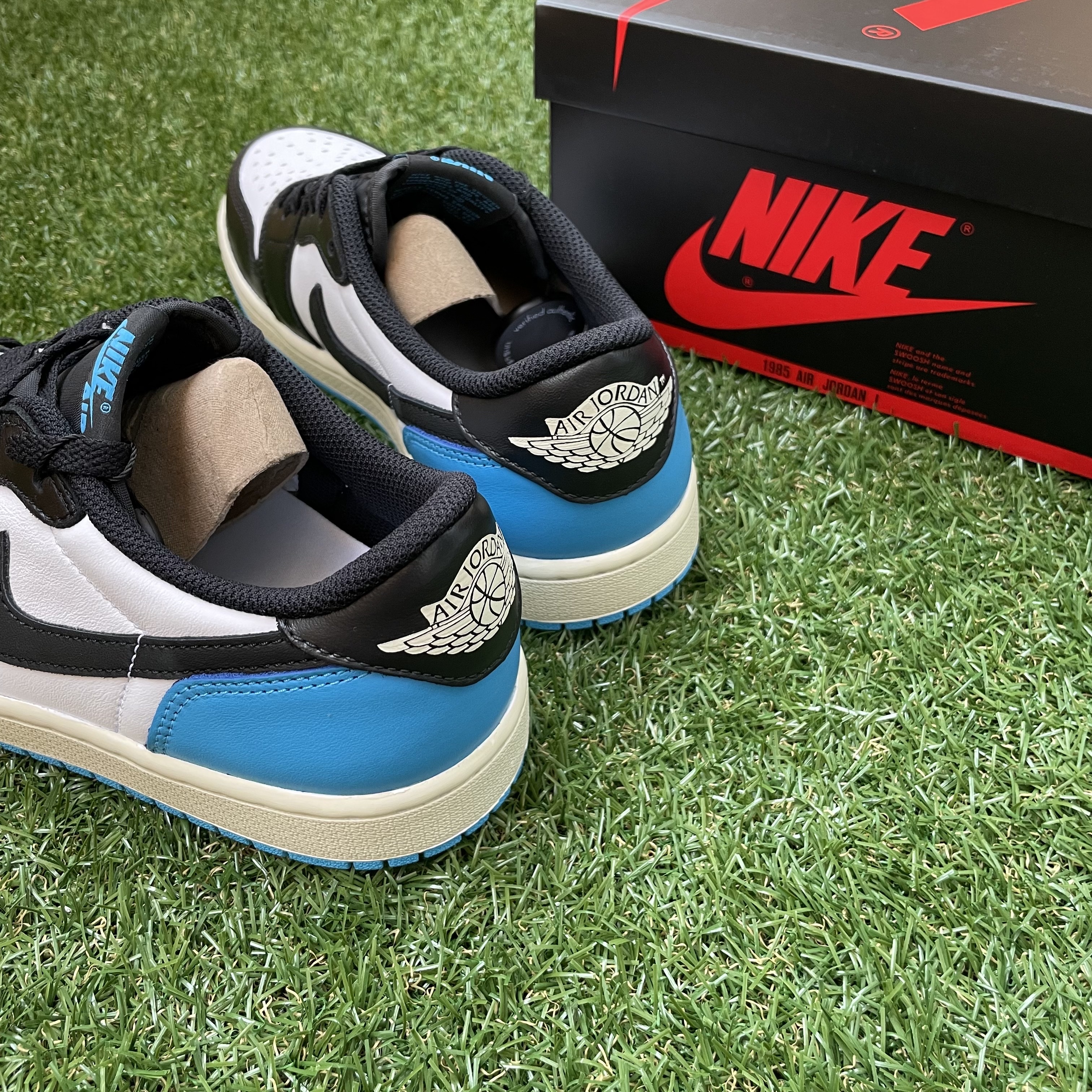 Jordan 1 Retro Low OG Black and Dark Powder Blue, (W) Jordan 1 Retro Low OG Black and Dark Powder Blue 착용 스타일 - 1