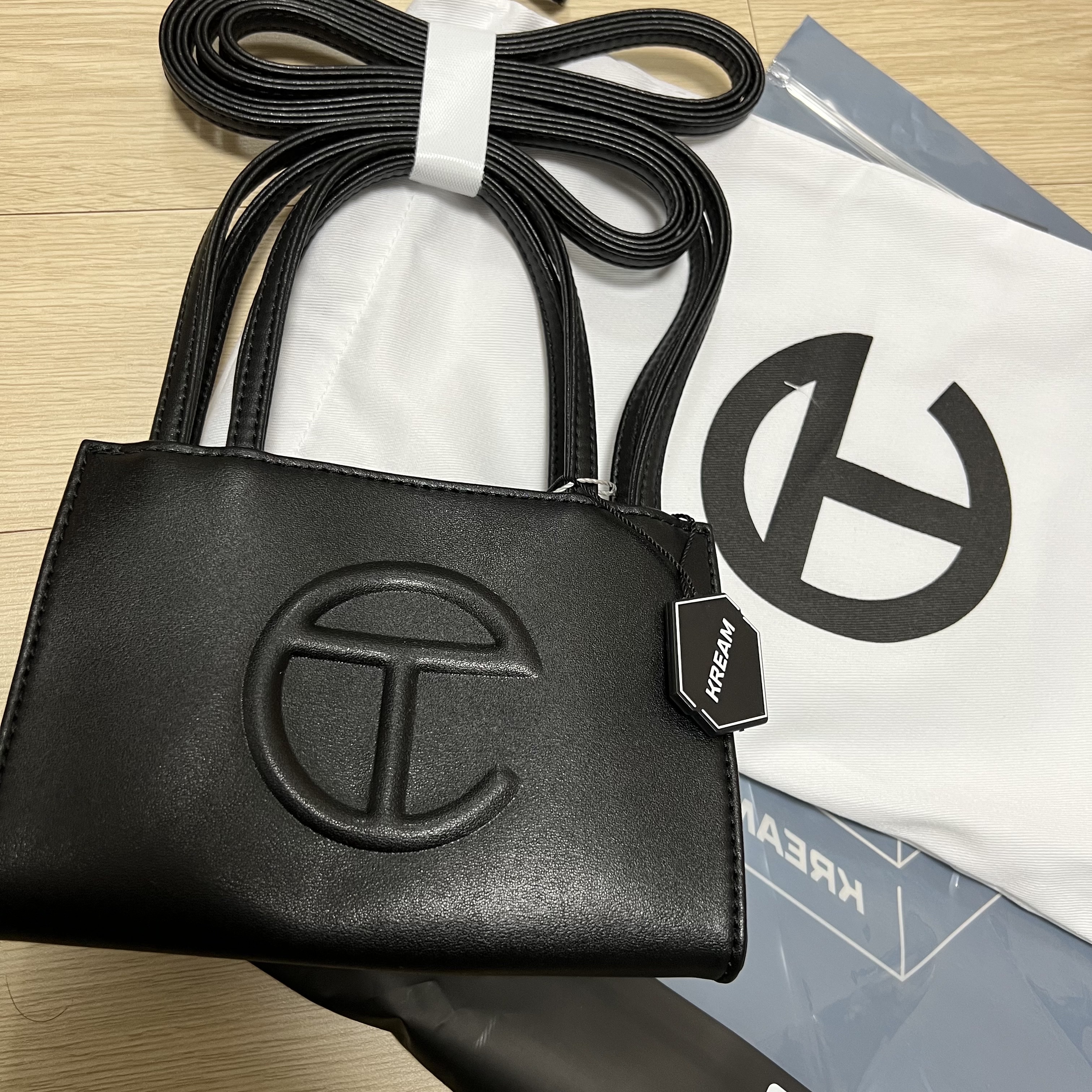 Telfar Small Shopping Bag Black 착용 스타일