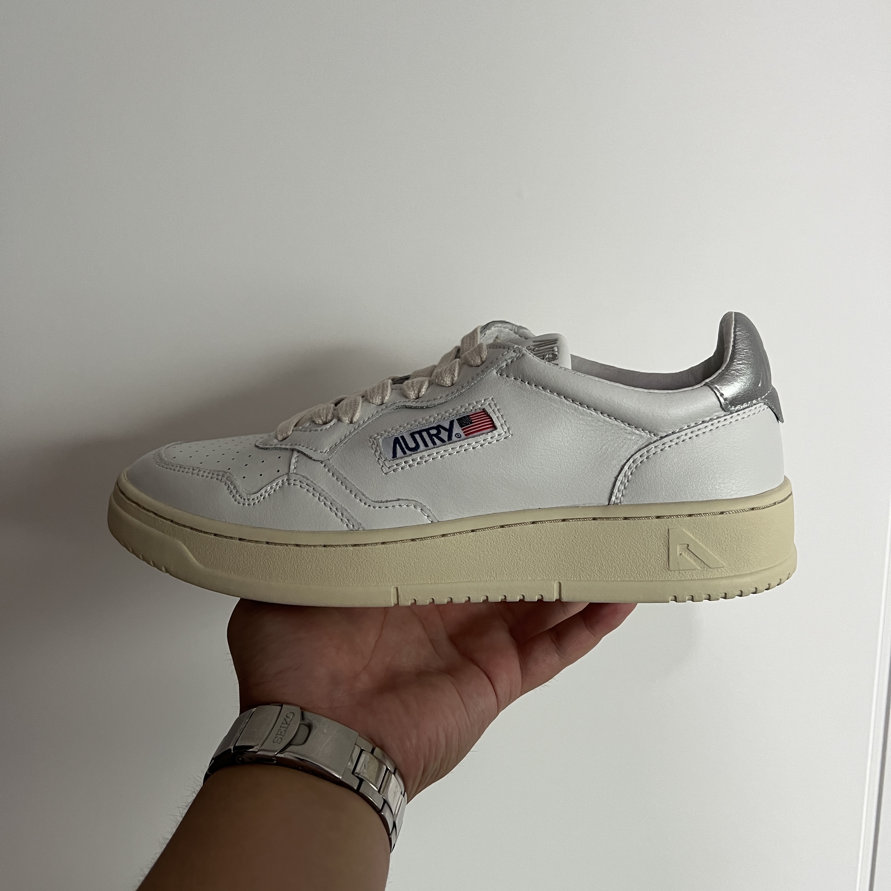 Autry Medalist Low Leather Sneakers White Silver 착용 스타일 - 4