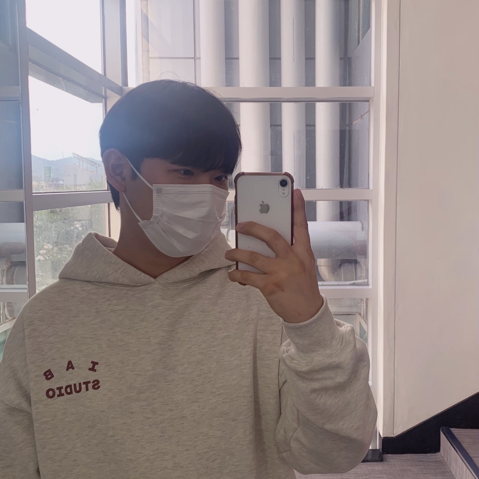 IAB Studio Hoodie Oatmeal Burgundy 착용 스타일