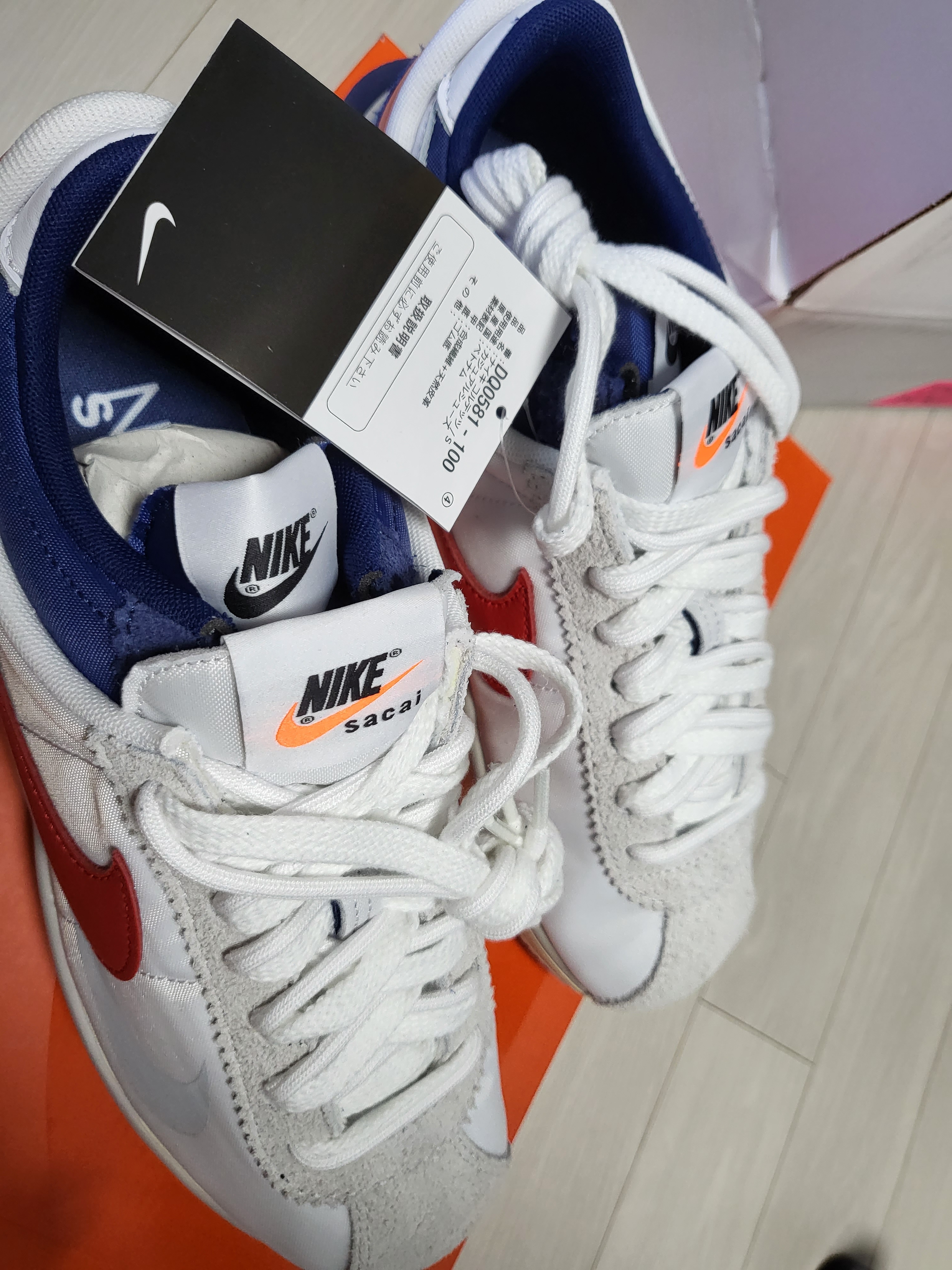 Nike x Sacai Zoom Cortez SP White and University Red 착용 스타일 - 3