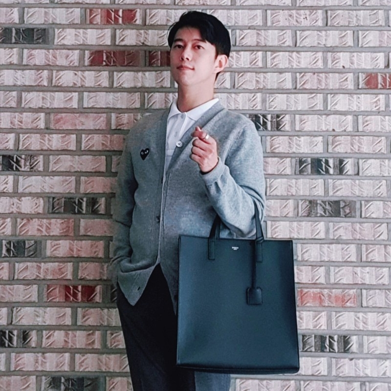 Play Comme des Garcons Black Heart Knit Cardigan Grey, AMI de Coeur Polo Shirt White 착용 스타일 - 2