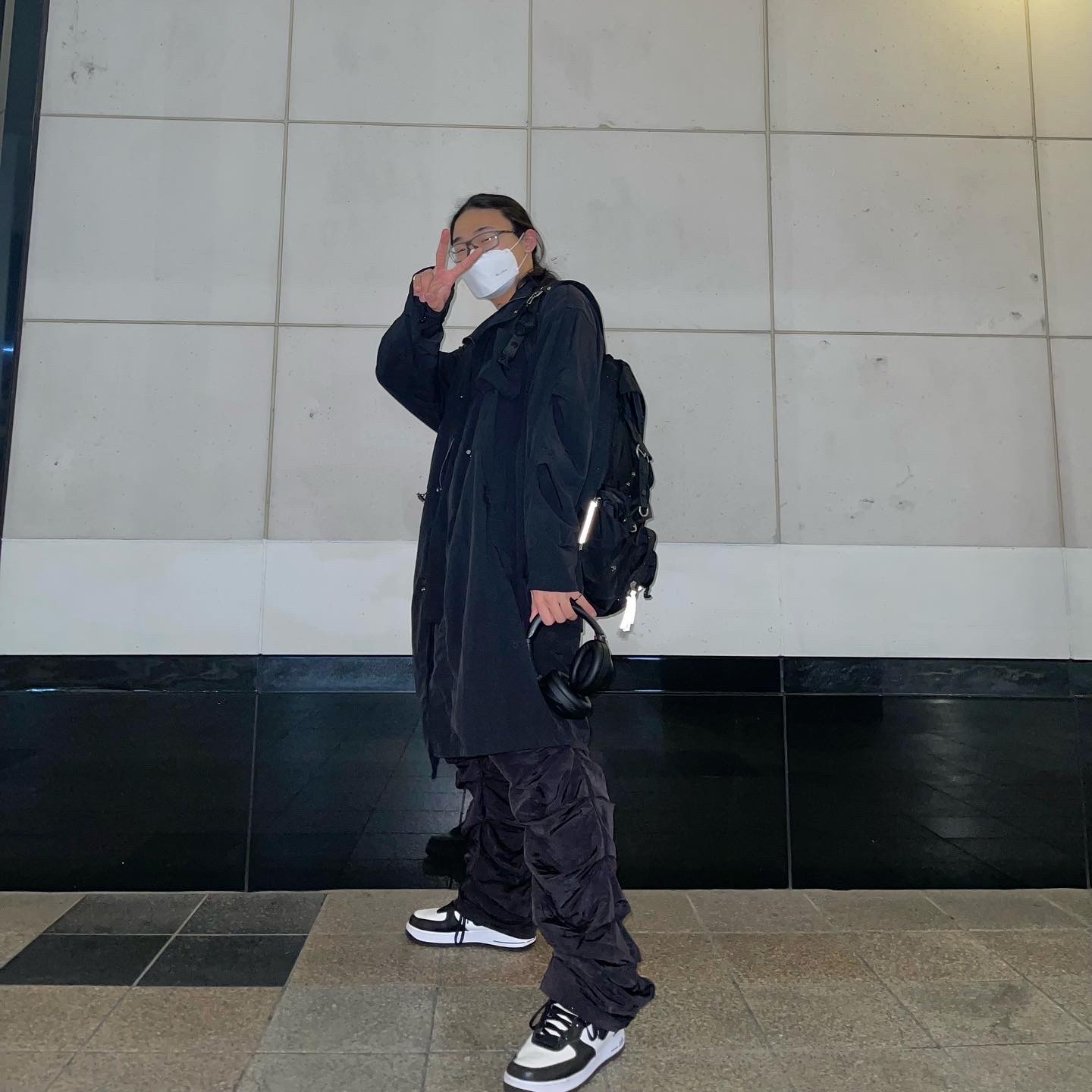 Nike x Stussy Air Force 1 '07 Mid SP Black and Light Bone 착용 스타일 - 2