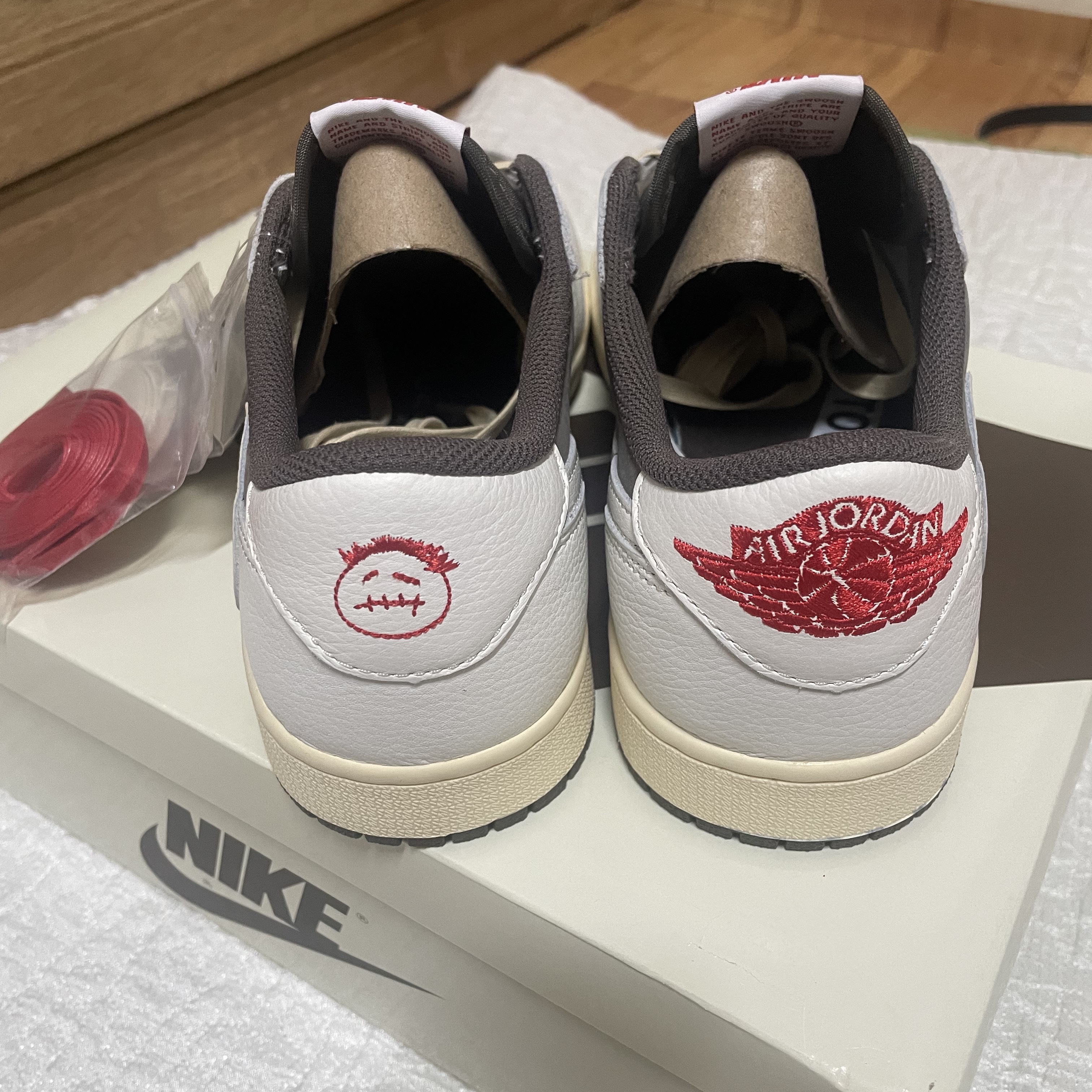 Jordan 1 x Travis Scott Retro Low OG SP Sail and Ridgerock 착용 스타일 - 2