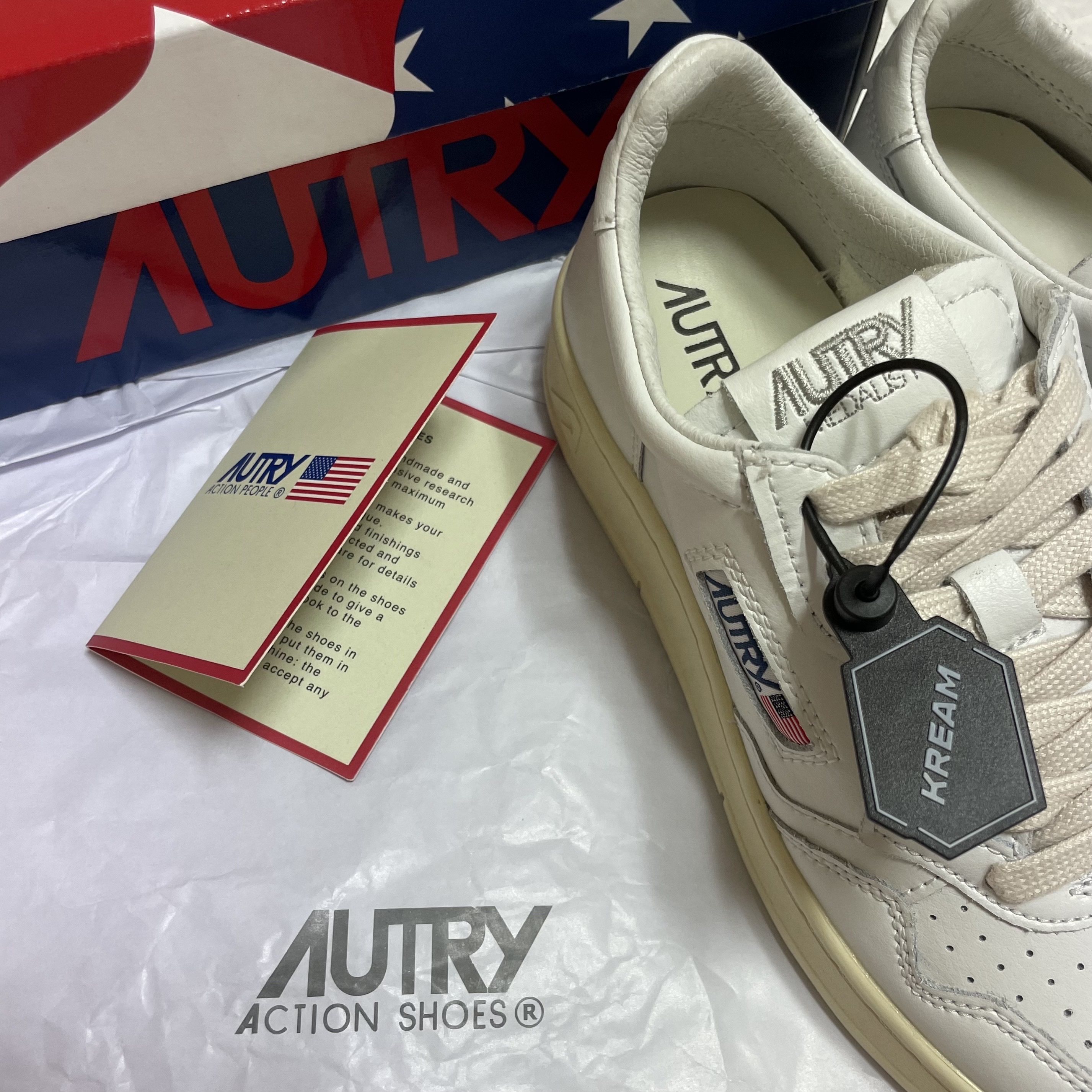 (W) Autry Medalist Low Leather Sneakers White 착용 스타일