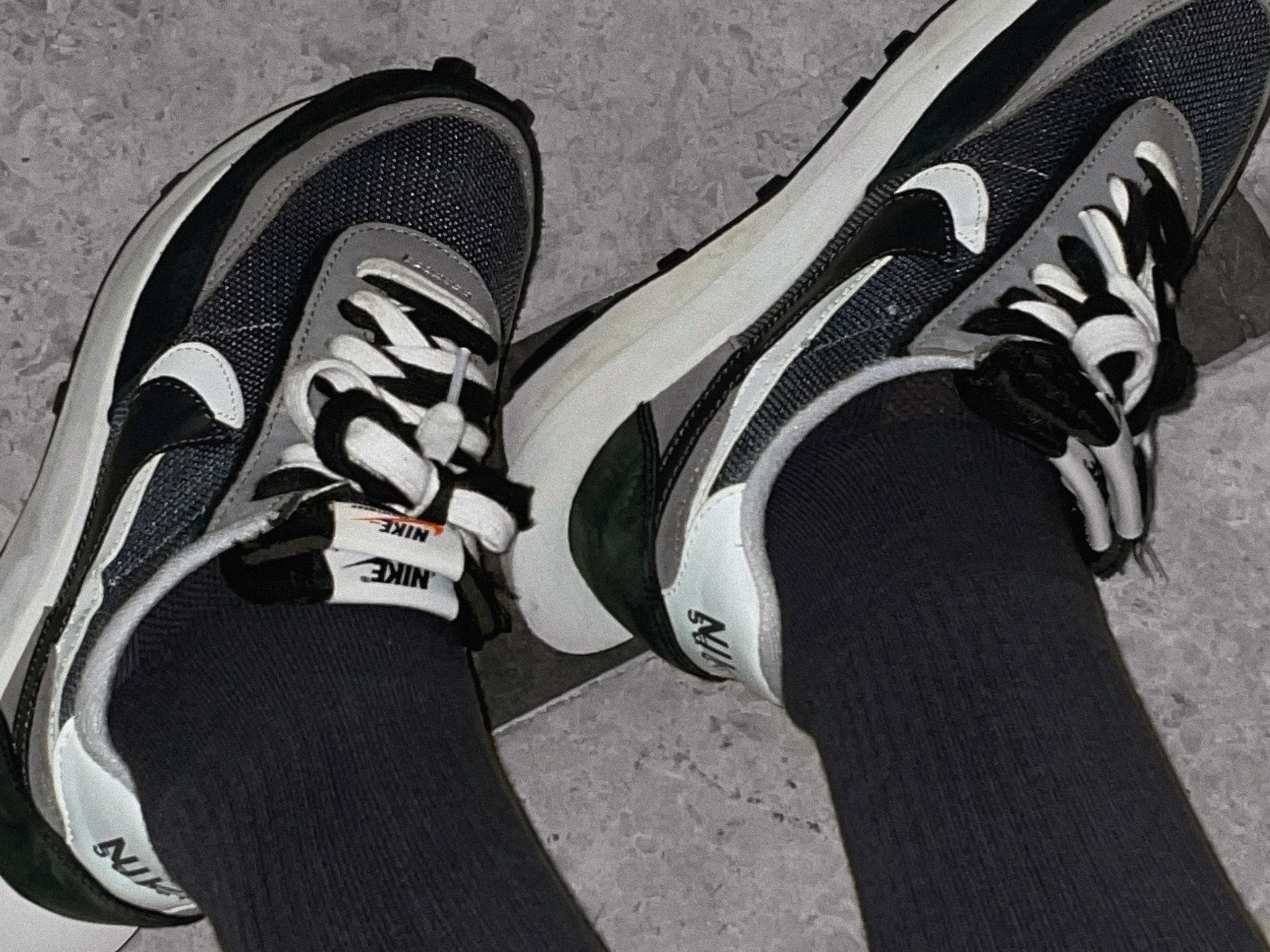 Nike x Sacai LDWaffle Black 착용 스타일 - 2