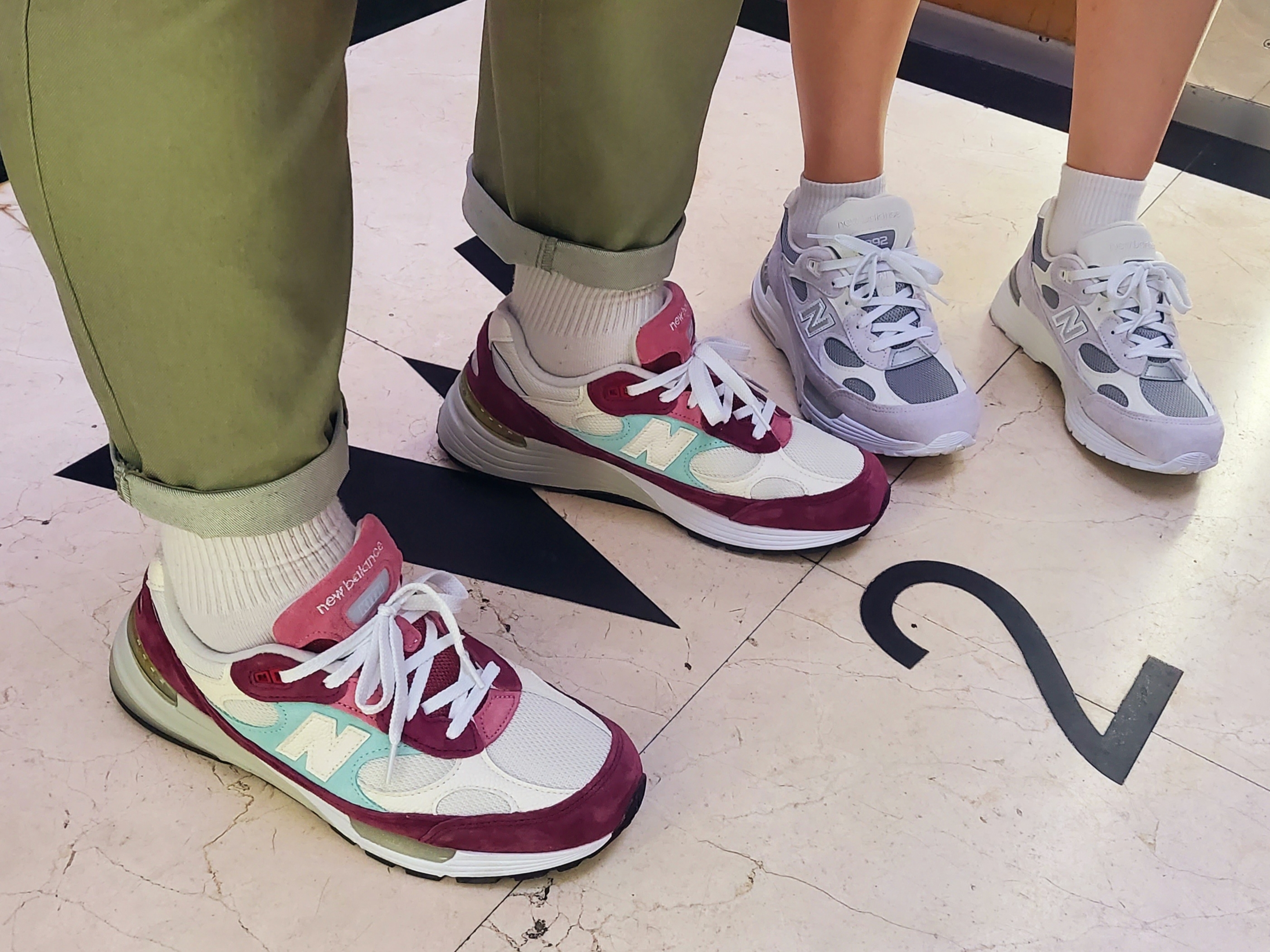 New Balance 992 Made in USA White Silver, New Balance x Kith 992 Made in USA Kithmas Burgundy Reef 착용 스타일 - 1