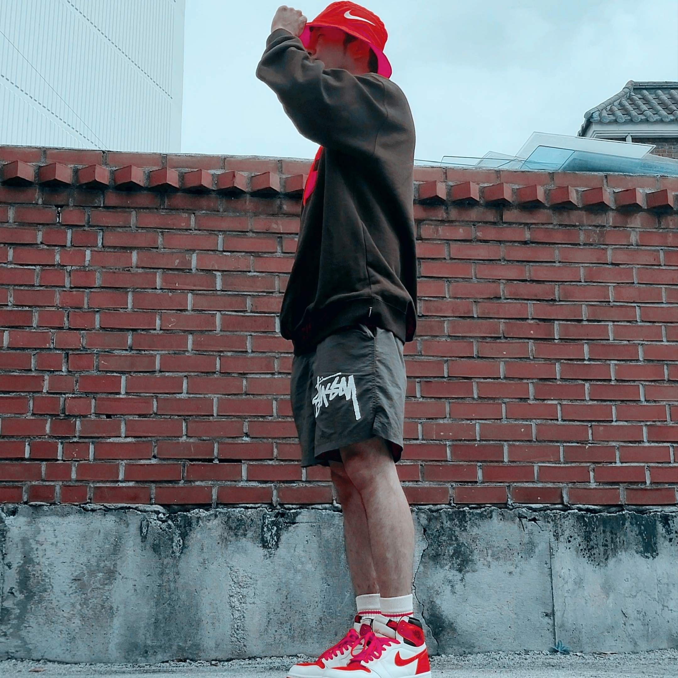 Nike x Stussy Bucket Hat Habanero Red, Nike x Stussy Water Shorts Off Noir 착용 스타일