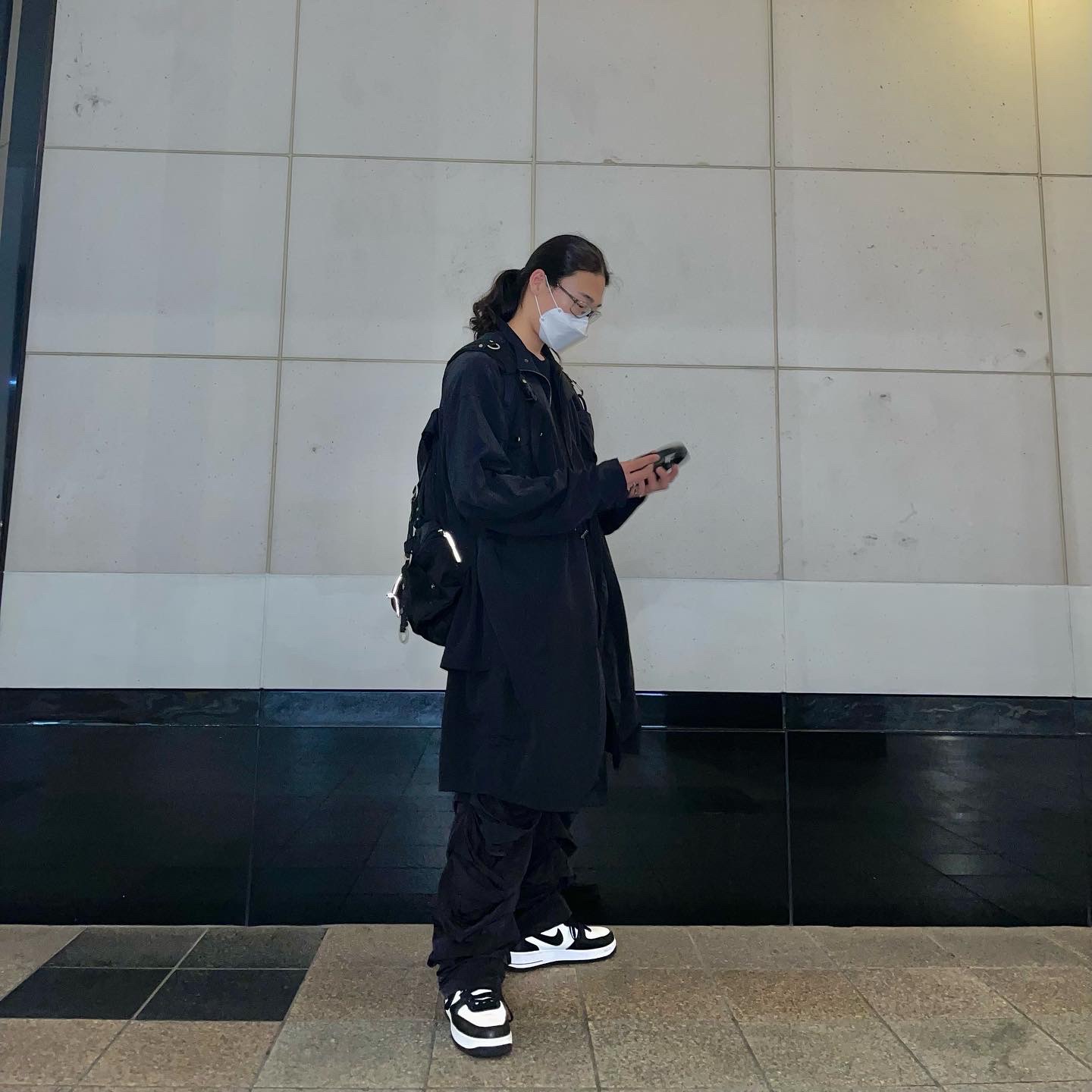 Nike x Stussy Air Force 1 '07 Mid SP Black and Light Bone 착용 스타일 - 1