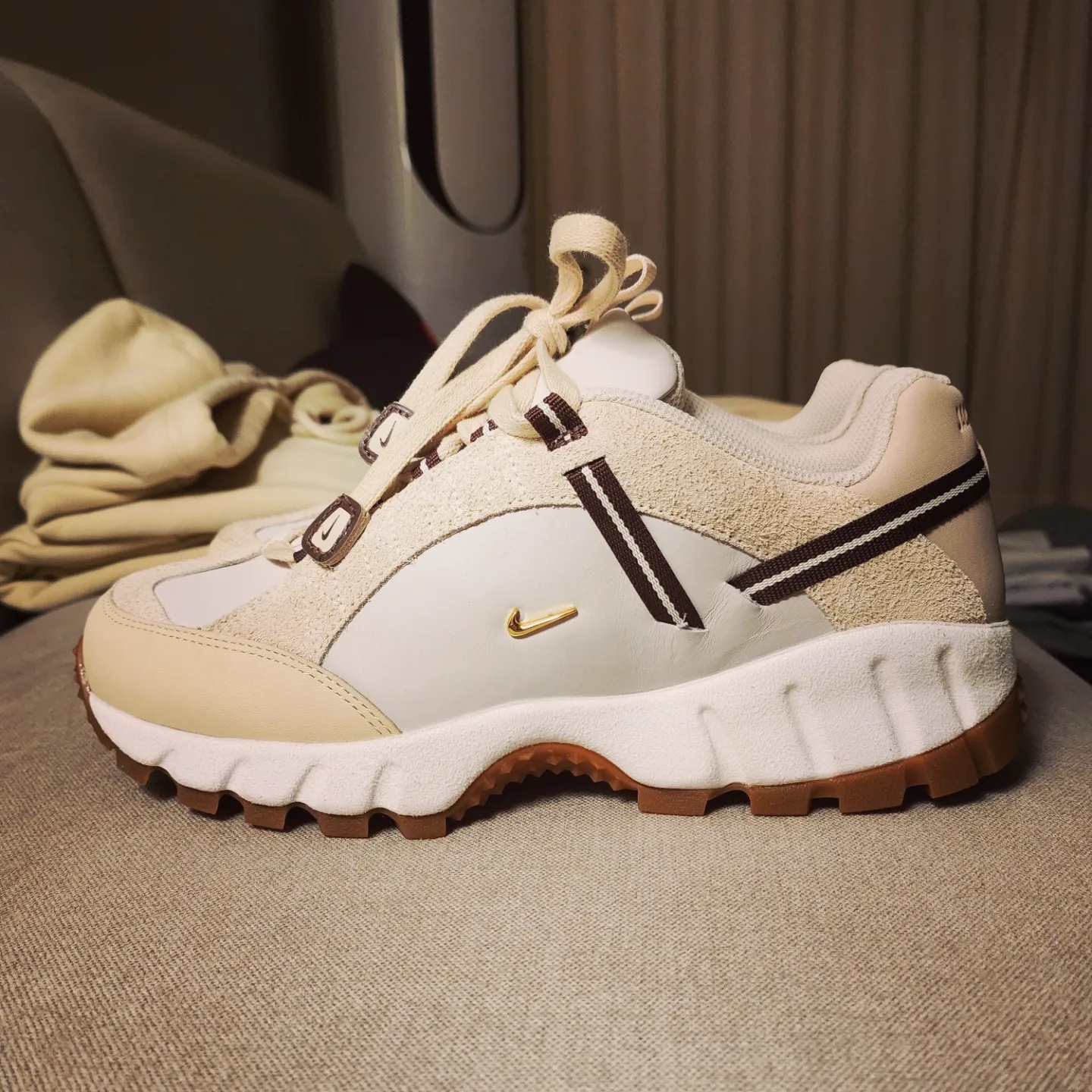 Nike x Jacquemus Air Humara LX Light Bone and Gold 착용 스타일 - 3