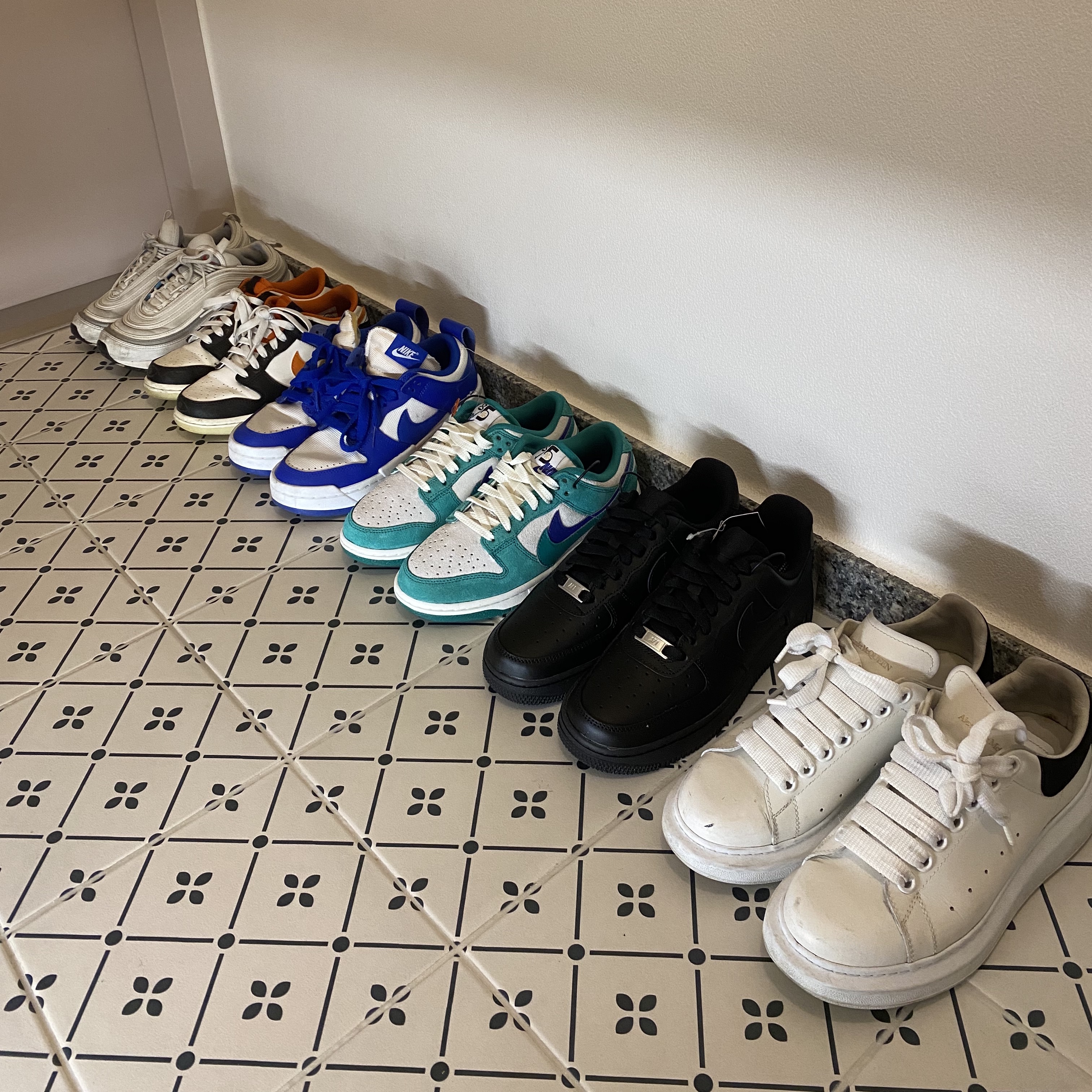 Alexander McQueen Oversized Sneakers White Black, (W) Nike Air Force 1 '07 Low Triple Black 착용 스타일