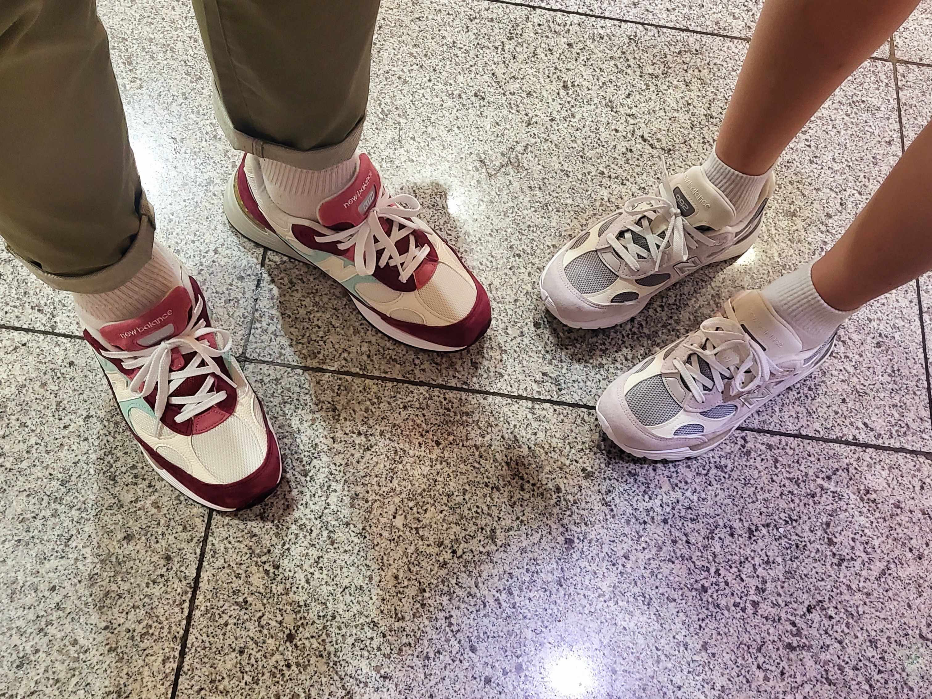 New Balance 992 Made in USA White Silver, New Balance x Kith 992 Made in USA Kithmas Burgundy Reef 착용 스타일 - 2