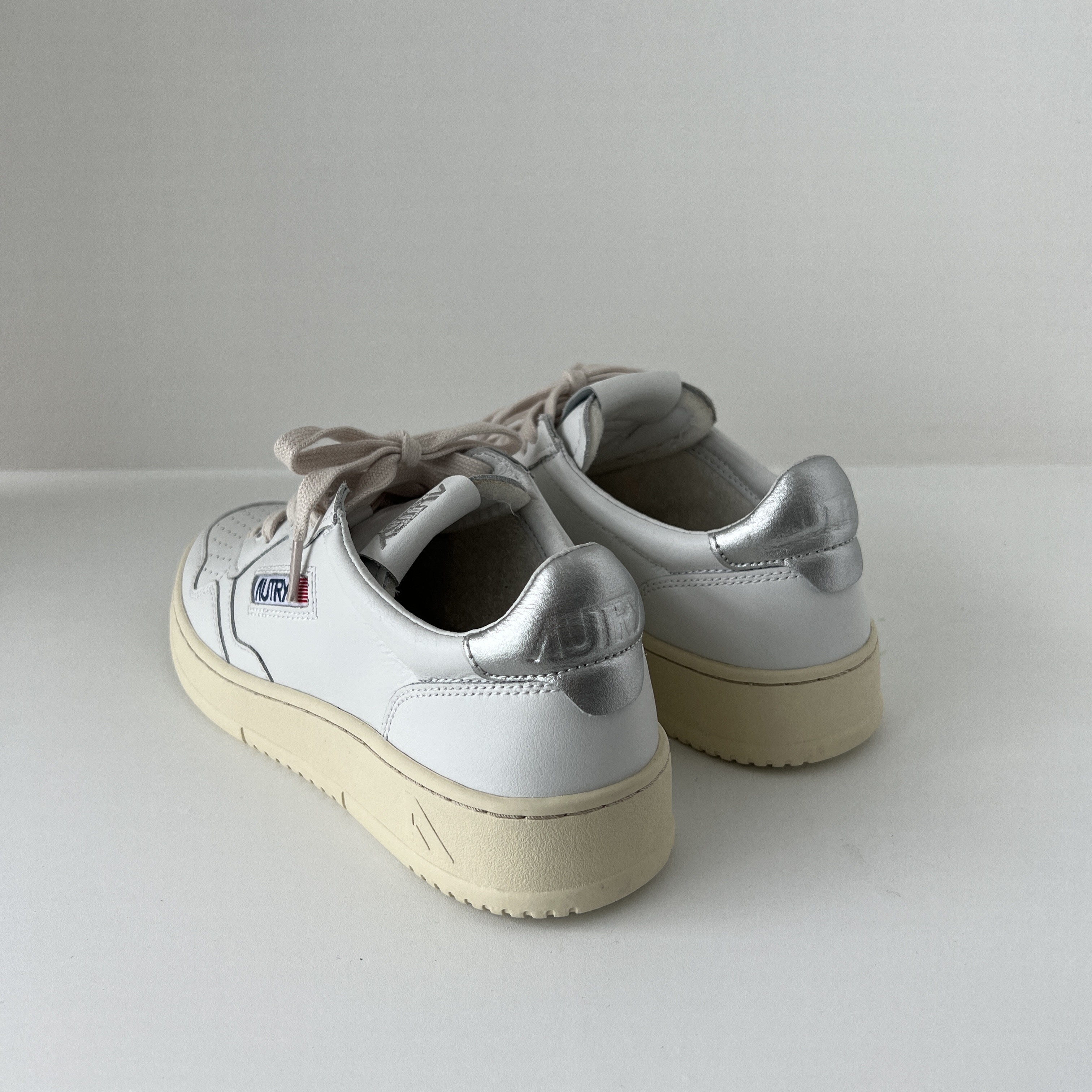 Autry Medalist Low Leather Sneakers White Silver 착용 스타일 - 2