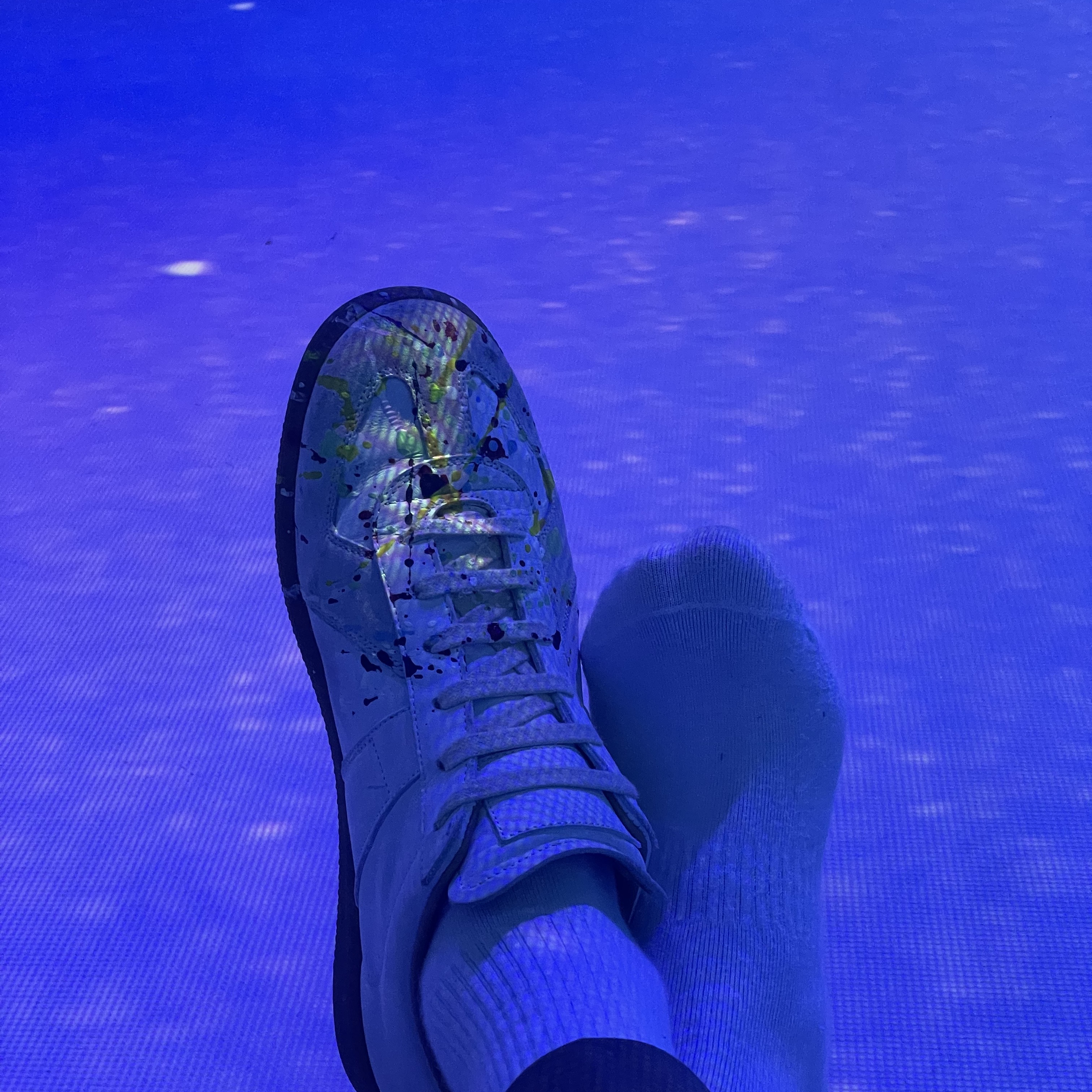 Maison Margiela Replica Paint Drop Sneakers 착용 스타일