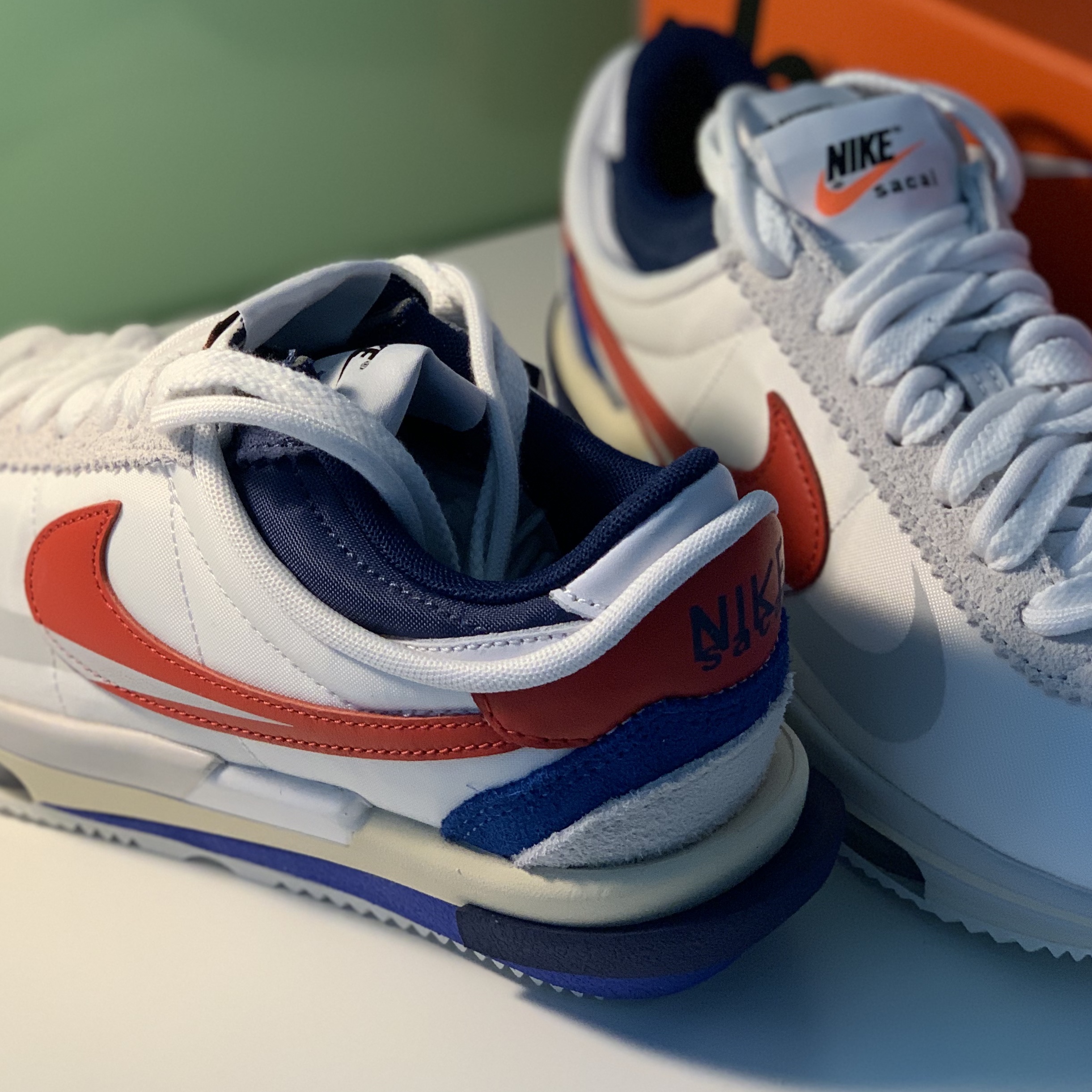 Nike x Sacai Zoom Cortez SP White and University Red 착용 스타일 - 3