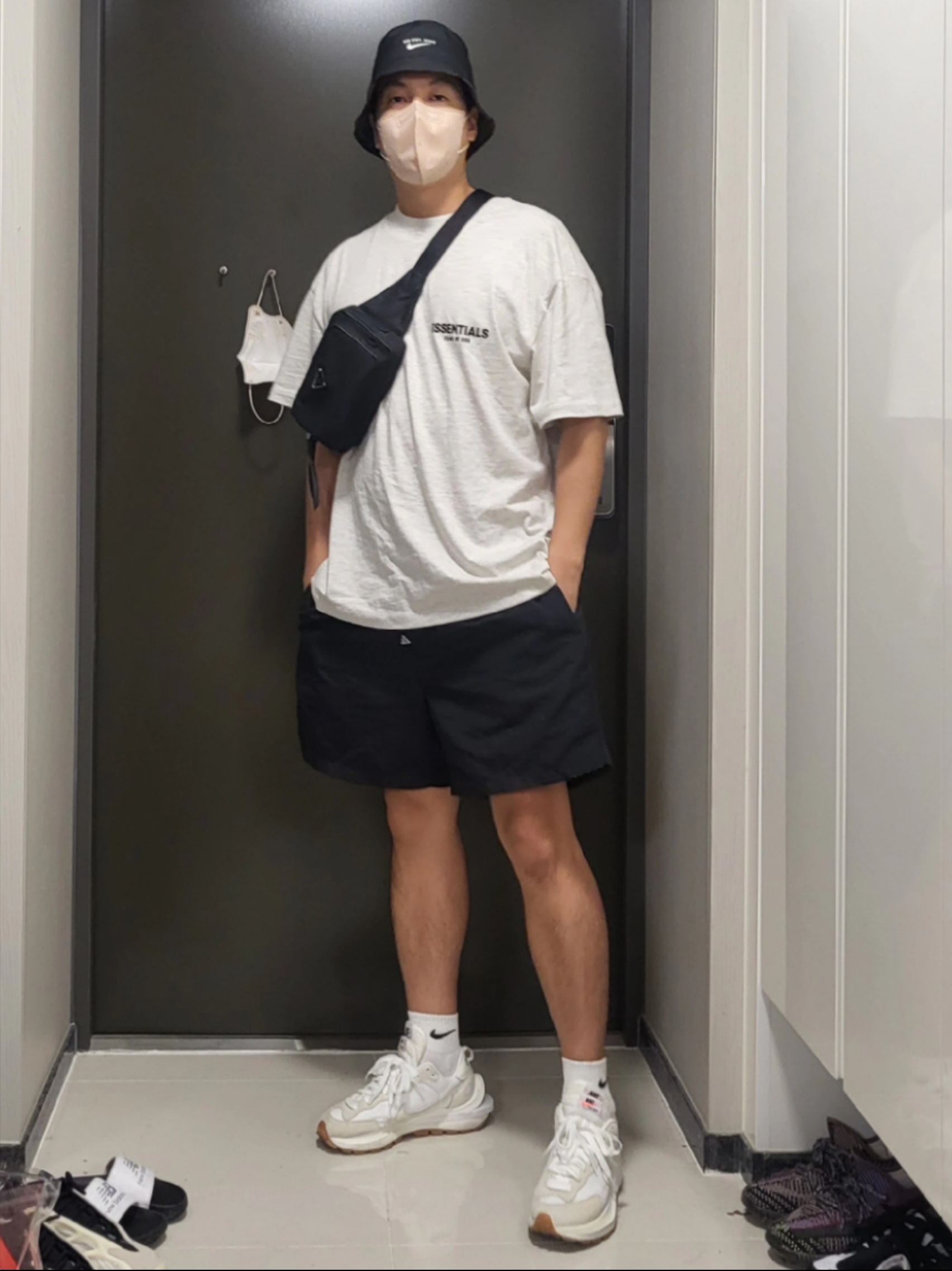 Essentials The Core Collection T-Shirt Light Oatmeal, Nike NRG ACG Trail Shorts Black Dark Smoke Grey - Asia 착용 스타일