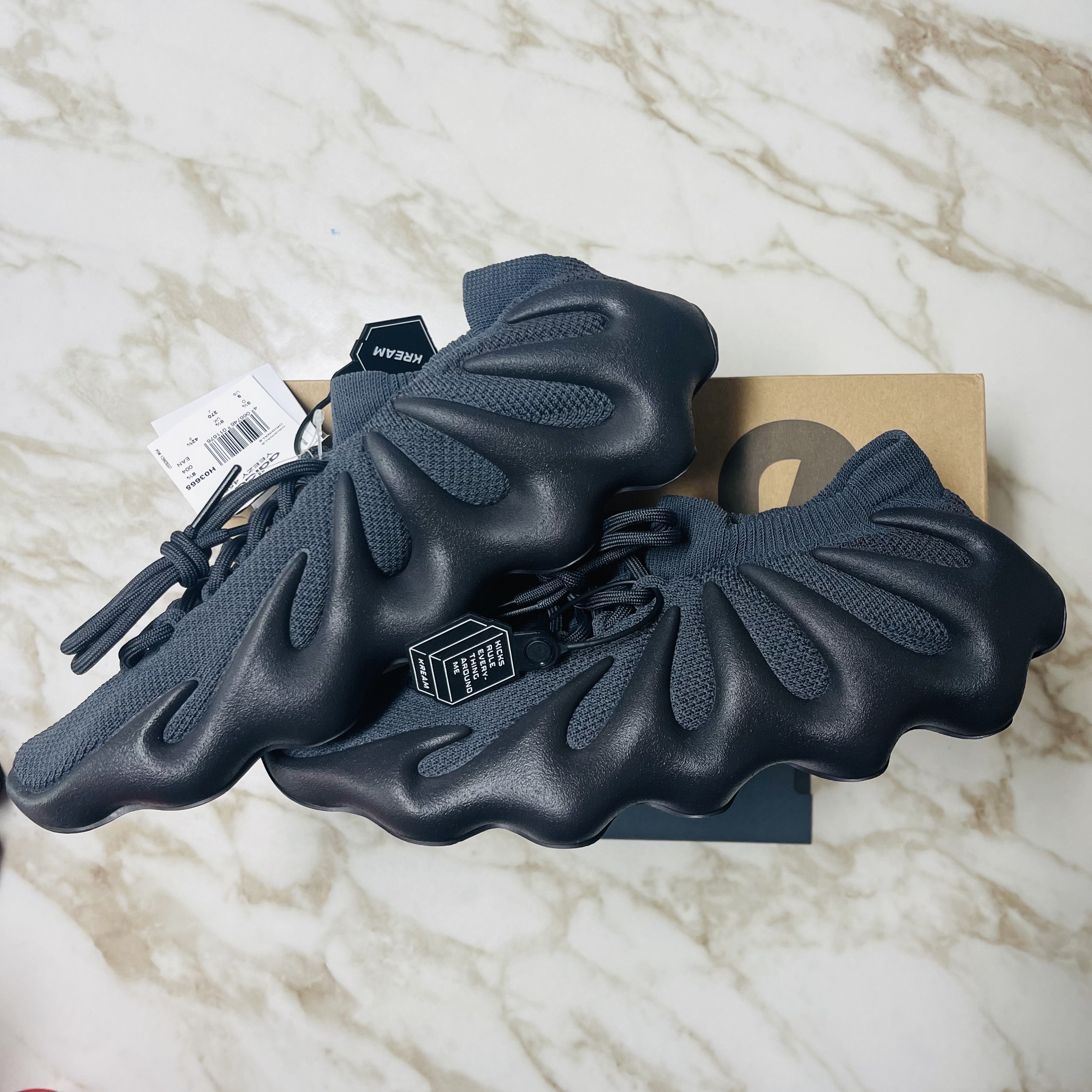 Adidas Yeezy 450 Utility Black 착용 스타일 - 1