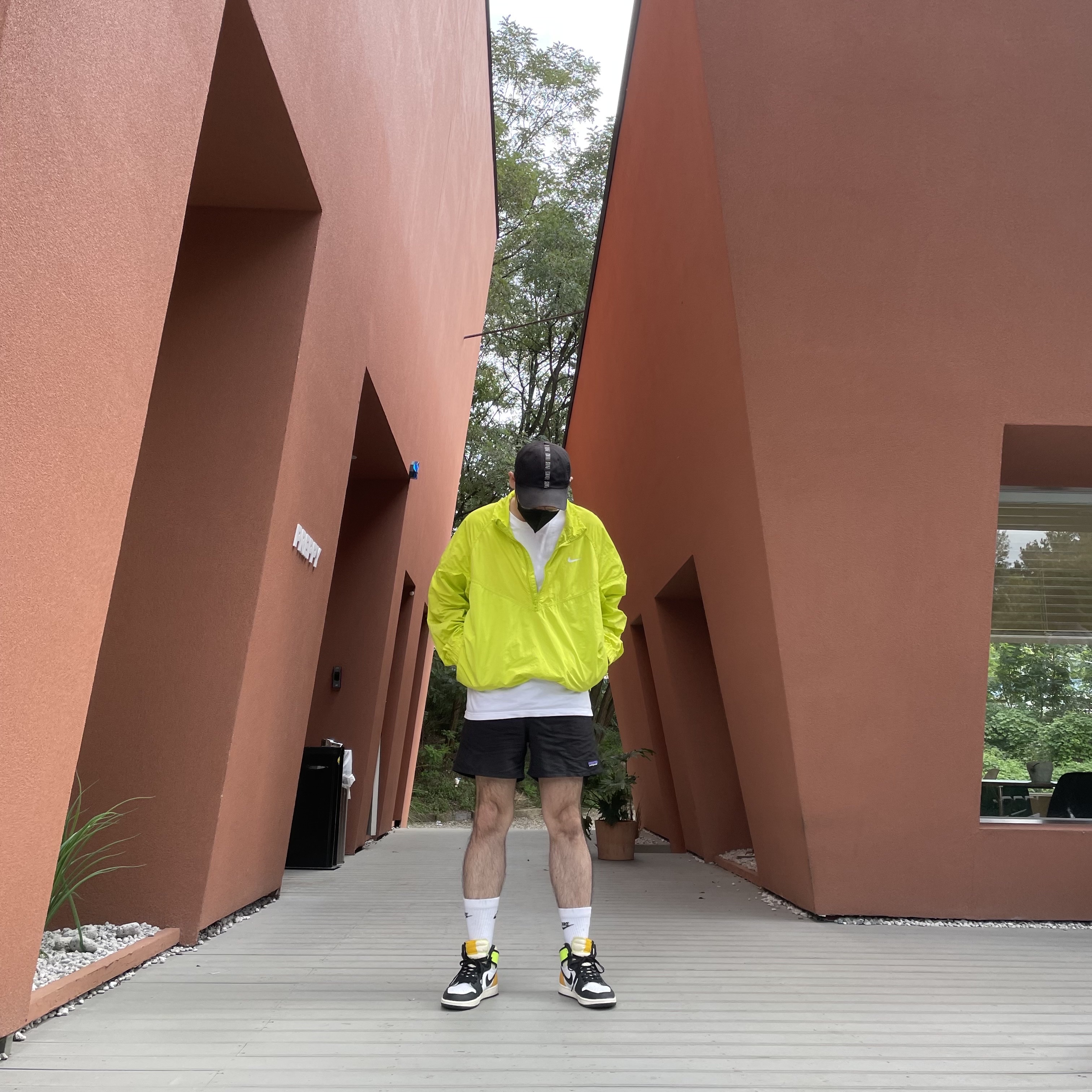 Nike x Stussy Windrunner Jacket Bright Cactus, Jordan 1 Retro High OG Volt Gold 착용 스타일 - 1