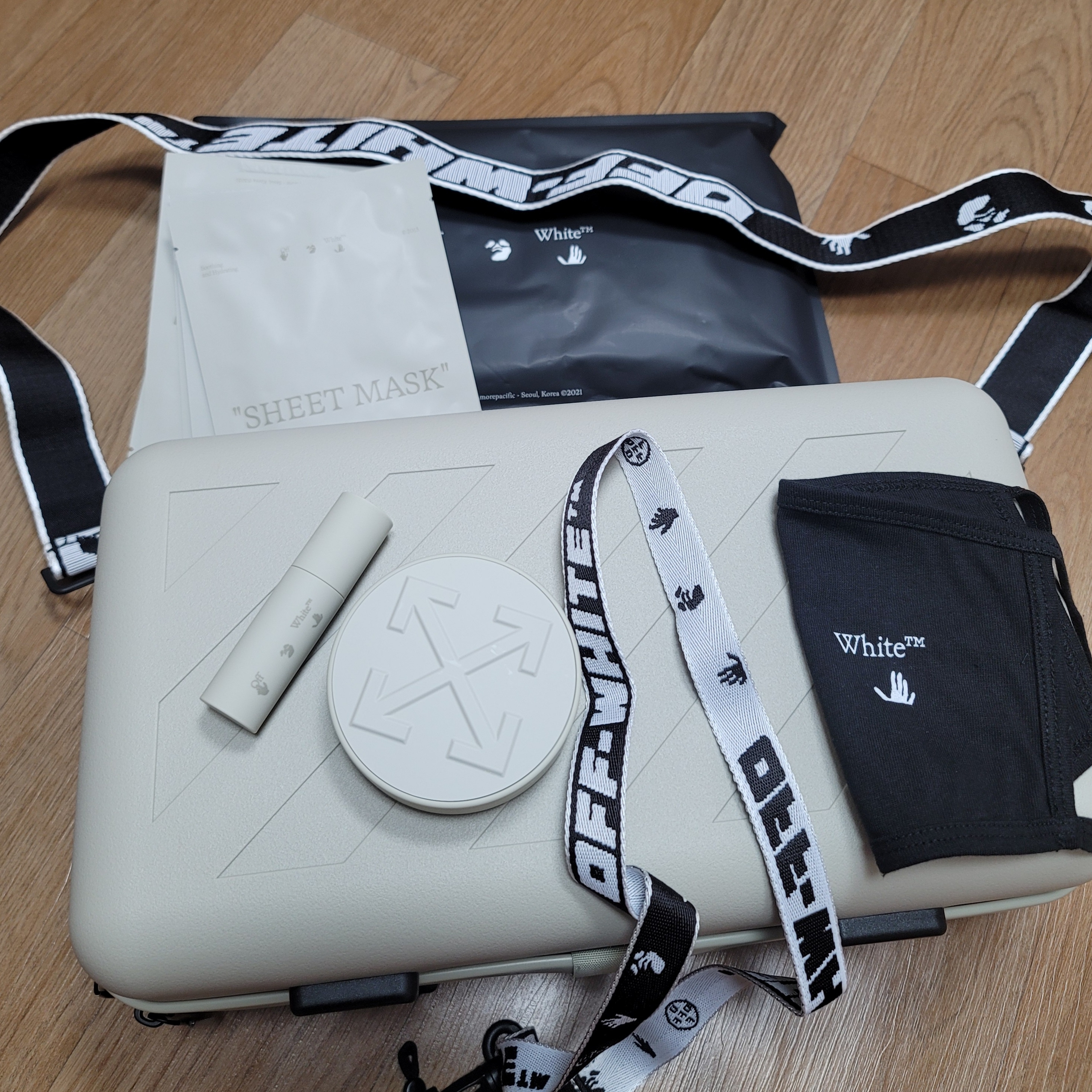 Off-White x Amore Pacific Protection Box (Without Cosmetics) 착용 스타일 - 2
