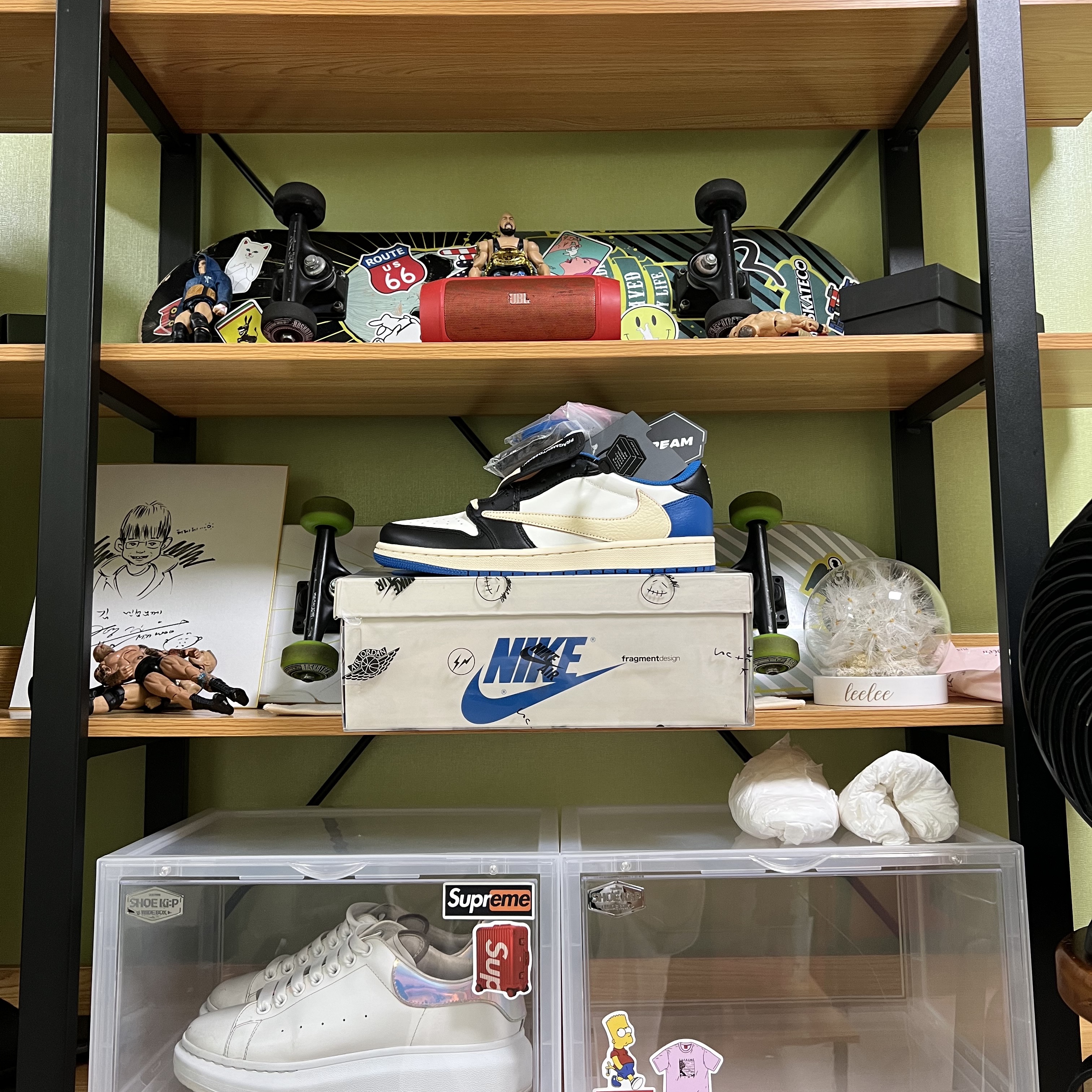 Jordan 1 x Travis Scott x Fragment Retro Low OG SP Military Blue, Darkr8m Studio White Logo Cap 착용 스타일 - 3