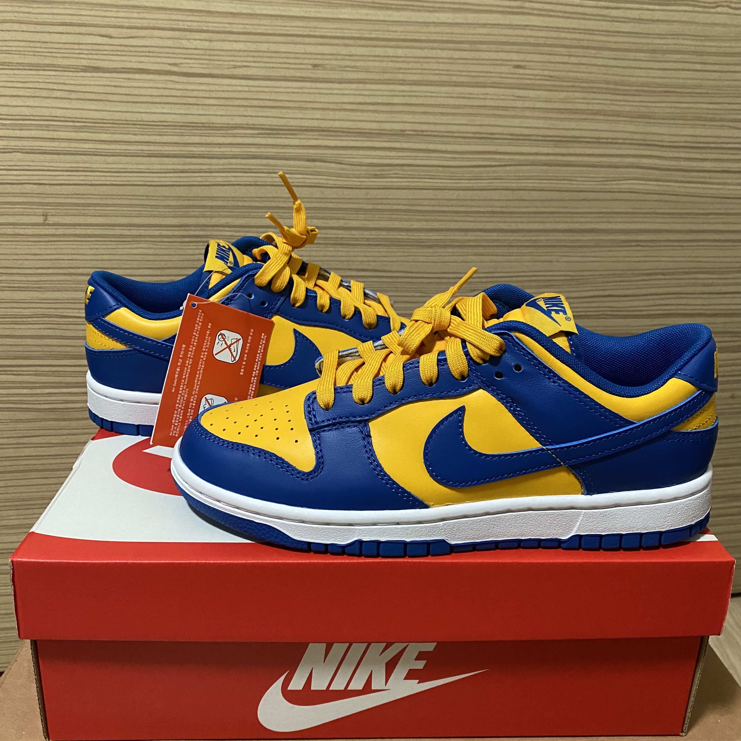 Nike Dunk Low Retro Blue Jay and University Gold 착용 스타일