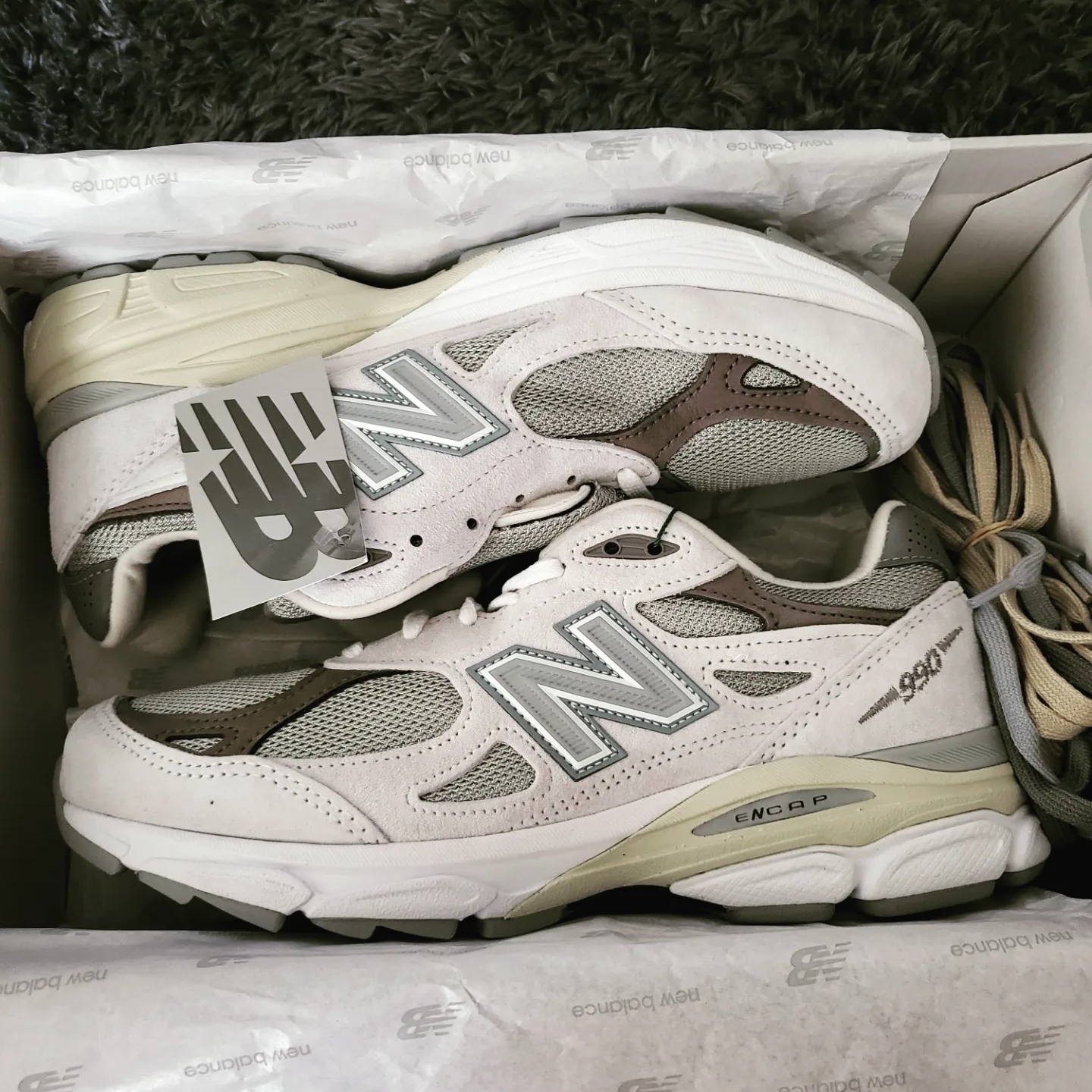 New Balance x YCMC 990v3 Made in USA Grey - YCMC Exclusive, New Balance 990v3 Made in USA Moonbeam Macadamia Nut 착용 스타일 - 2