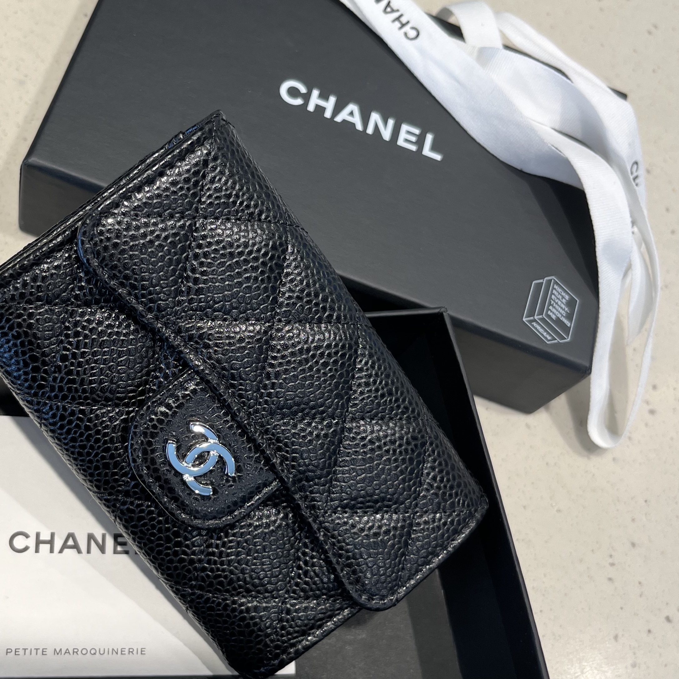Chanel Classic Card Holder Grained Calfskin & Silver Black 착용 스타일