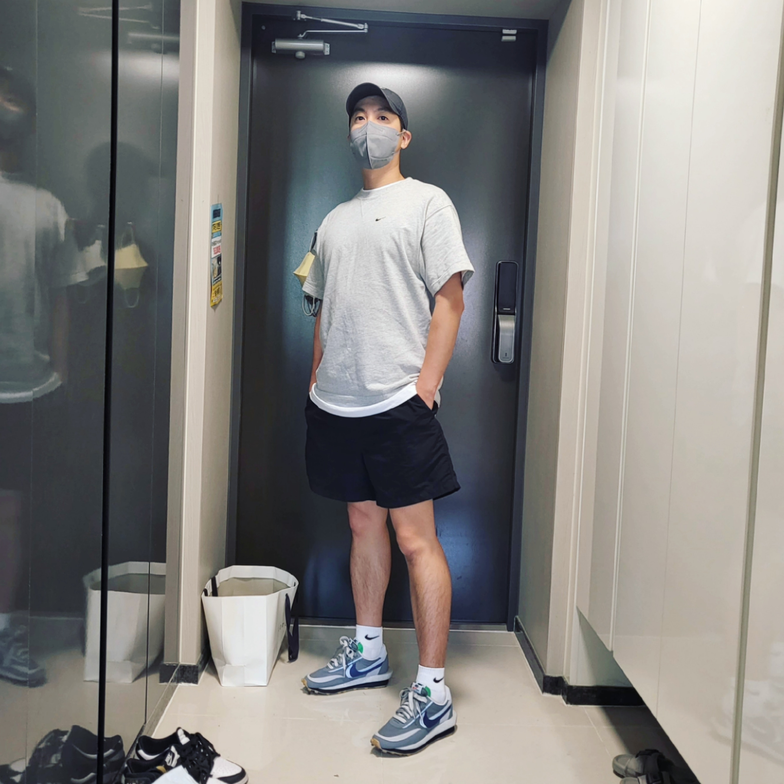 Nike x Kim Jones Oversized T-Shirt Grey Heather - Asia, Nike NRG ACG Trail Shorts Black Dark Smoke Grey - Asia 착용 스타일