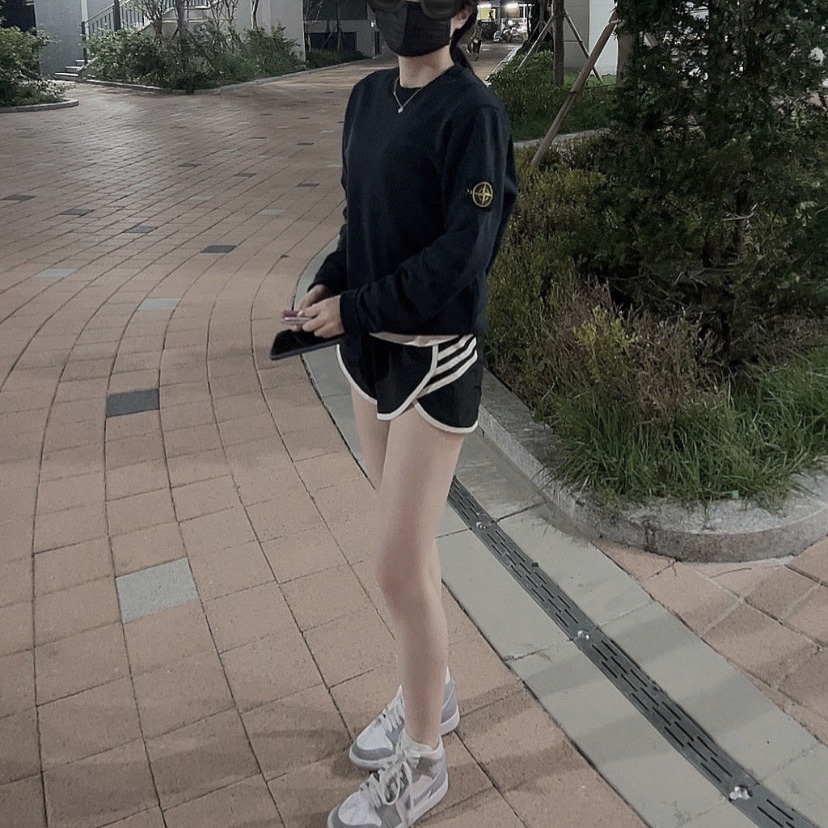 (W) Jordan 1 Mid Wolf Grey, Stone Island 63051 Crewneck Sweatshirt Navy Blue - 22SS 착용 스타일